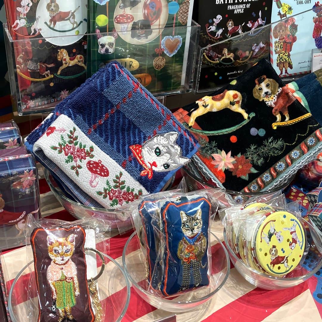 daimarusapporoさんのインスタグラム写真 - (daimarusapporoInstagram)「動物たちとクリスマス🎠🎄 3階〈アフタヌーンティーリビング〉では、クリスマス気分を盛り上げてくれる限定アイテムを販売中🎅  今年はアーティストのナタリー・レテさんとのコラボレーション！ 「移動遊園地」をテーマに、にぎやかでかわいいデザインが勢ぞろいしました🎡  店頭には、きらびやかなグッズがずらり👀 スノードームやクリスマスツリー、オーナメント、ギフトにもぴったりなハンカチやエコバッグ、缶入りの紅茶もかわいいです🎠  12月はもう少し先ですが、今からクリスマス気分を高めていきたくなります🎅 ぜひ店頭でご覧ください！  #大丸札幌 #アフタヌーンティー #アフタヌーンティーリビング #クリスマス #クリスマス装飾 #クリスマスツリー #クリスマスオーナメント #クリスマスギフト #クリスマスプレゼント #スノードーム」11月21日 18時02分 - daimarusapporo