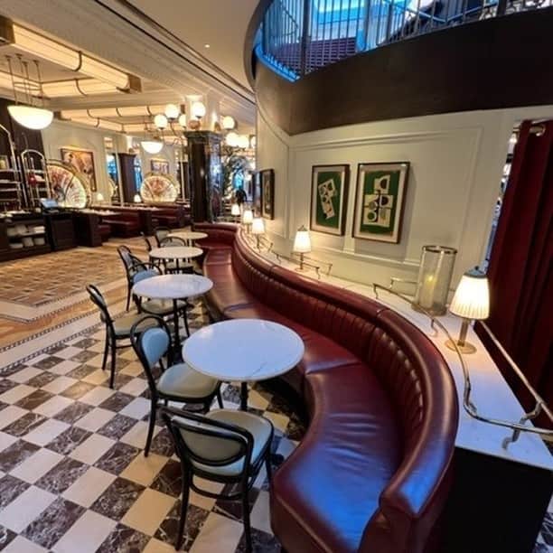 Candlewick Co., Ltd.さんのインスタグラム写真 - (Candlewick Co., Ltd.Instagram)「カフェ・ド・パリ　モンテカルロ  すばらしいインテリアと照明で美しい空間、1868年にオープンしてから数々の要人やセレブをもてなしてきた本当にモナコらしいカフェ、先週11月14日にリニューアルオープンしました！ちょうどグローバルミーティングでモナコにいた私たちはすばらしいタイミングで見ることができました。David Collins Studioが手掛けたその空間は、インテリア好きの私たちにはたまらない瞬間。床のモザイクタイル、Bespokeの照明、バーカウンターのタイルやモナコらしい演出が続きます。定番のクレープシュゼットを炎付きで体験したいところ、時間切れでした。次回はここでゆっくりしたい。  Cafe de Paris Monte Carlo, a truly Monaco-esque café that has hosted dignitaries and celebrities since its opening in 1868. The cafe reopened last week on November 14, with a beautifully decorated and lit space!　We were in Monaco for a global meeting and had a wonderful opportunity to see the cafe created by David Collins Studio. As we love interior design, this was a place to behold. The mosaic tiles on the floor, Bespoke lighting, bar counter tiles and Monaco-esque touches were all around. We wanted to experience the classic Crepe Suzette with flambe but we ran out of time so will save it for the next trip!  #キャンドルウィック #広報 #マーケティング #サステナブルpr #コミュニケーションデザイン #モナコ旅 #モナコ #candlewickpr #tokyopr #communicationdesign #sustainablePR #branding #marketing #monacotabi #cafedeparismontecarlo #crepe #interiordesign #sbm #monaco #montecarlo」11月21日 17時54分 - candlewick_jp
