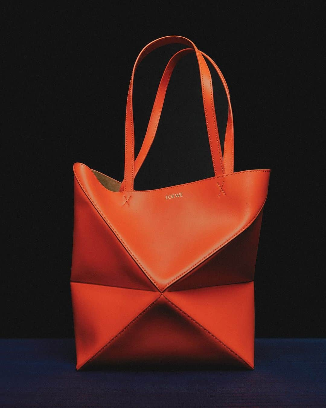 Loeweさんのインスタグラム写真 - (LoeweInstagram)「The Puzzle Fold tote in Vivid Orange.  See our gifting edit on loewe.com  #LOEWE #LOEWEgifts」11月21日 17時54分 - loewe