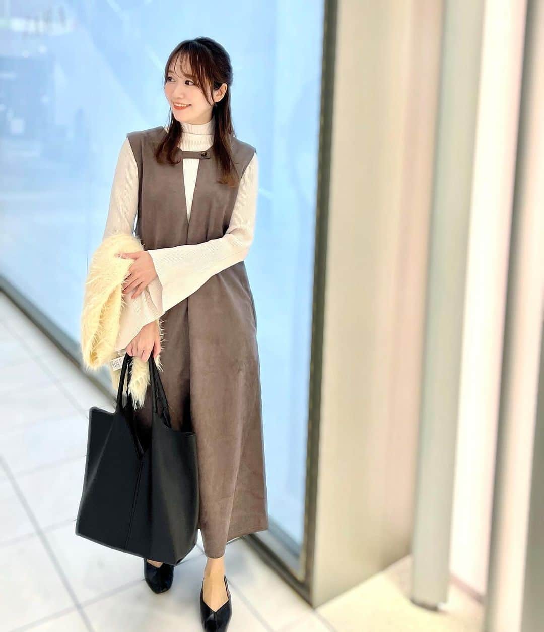 佐藤瀬奈のインスタグラム：「⠀ 最高にお気に入りの組み合わせ🦉🤎⠀  Vカットが可愛いスエードワンピと ベルスリーブのハイネックニット🥰⠀ どちらも @grl_official ♪⠀ ⠀ ワンピはアイボリーと悩んだんだけど、 想像以上に可愛かったからそっちも買う🥺⠀ ⠀ バッグは @bonjoursagan です♡ ・ ・ ・ #grl#グレイル#grl購入品 #グレイル購入品#grlコーデ #グレイルコーデ #mamagirl #男の子ママ#プチプラコーデ#プチプラファッション#プチプラ高見えコーデ」