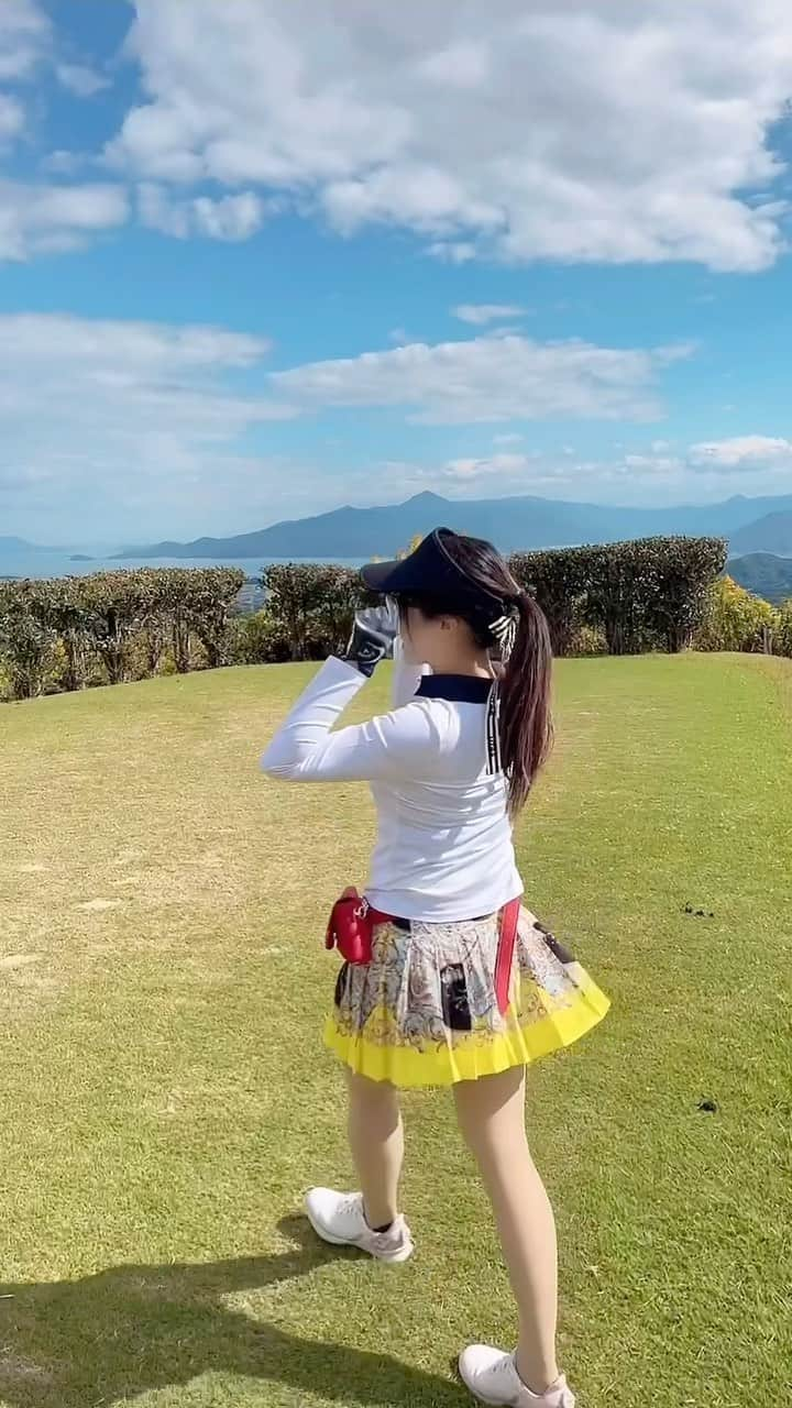 悠華のインスタグラム：「.  golf vlog⛳️  ゴルフ中の私はこんな感じ😆😆  #高尔夫球 #골프웨어 #골프스타그램 #골프스윙  #ゴルフばか  #ゴルフ女子 #ゴルフ男子 #ゴルフ好き  #ゴルフウェア #ゴルフ初心者  #instagolf #ゴルフコーデ  #ゴルフ好きと繋がりたい  #golfcode  #インスタゴルフ  #ゴルフ女子と繋がりたい #ゴルフ  #ゴルフ好きな人と繋がりたい #golf #golfswing #golflife #golfer #golflove #fashion  #golfstagram #golfgirl #美女図鑑 #utaa  #唐津ゴルフ倶楽部  #golfvlog」