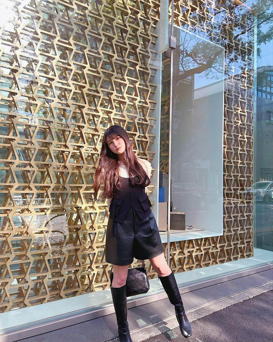 神志那結衣さんのインスタグラム写真 - (神志那結衣Instagram)「今日のじーな服･゜ﾟ･*  やっぱモノトーンが好き☁️  今日の日中はとても暖かくて過ごしやすい気温やったけん コートも暑かったくらいでした☁️  大好きな友達と会えてほわほわー 同じ様なレザーパンツ履いてて、やっぱ私達似てるねってなりました☺️  #じーな服　#私服」11月21日 17時56分 - jiina27