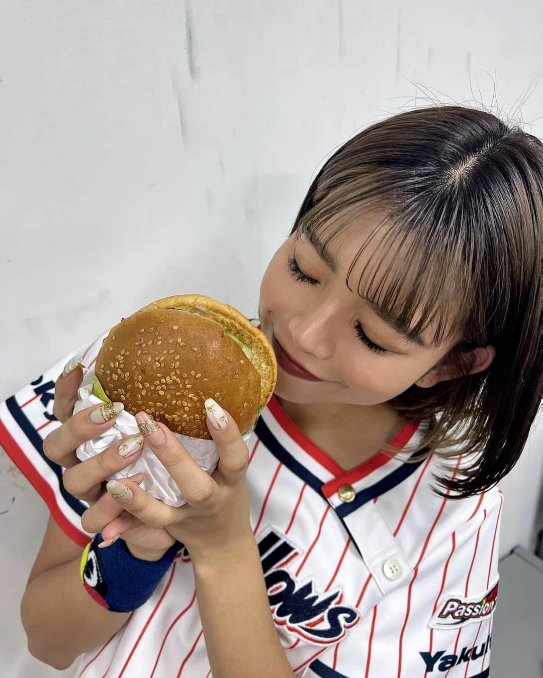 Passionさんのインスタグラム写真 - (PassionInstagram)「【#3JUNA】  みなさまこんばんは〜💞 #3JUNA です！🍔🤙🏽  お変わりなく元気で過ごしていますか〜？🤔 私はとってもとっても元気に過ごしています✨  Passionのメンバーとして４年目を迎えた 2023シーズン！  今年もTEAM SWALLOWSの温かさ、 野球の楽しさ、面白さ、 Passionのメンバーとして活動できる喜びを とても感じました。  今シーズンを振り返ると書ききれないほど思い出があるのですが3つだけ振り返らせてください🥰  １つはダンスの振り付けです！ 今年もイニング間パフォーマンスやオープニングパフォーマンスなど色々な振り付けに携わらせていただきました🪩✨ グラウンドでのパフォーマンスは音に合わせクラップしてくださったりインスタグラムに動画をアップした際には、沢山のご感想をいただきとても嬉しかったです！💗😉  つば九郎DAYでは、つば九郎先生と一緒になってパフォーマンスができてたのしかったな〜🥰  2つ目グルメ販売です！ 私は神宮グルメが大好きで、可愛さ美味しさを もっともっと皆様に伝えたいな〜！と思っており、 インスタグラムで実現できたこととても嬉しかったです🥺さらにPassionグルメの発売が決まった時は嬉しすぎて飛び上がりました！！🤩 美味しく可愛いグルメを来季も沢山食べたいな〜 また来年もPassionグルメがでますようにっ！😚  3つ目は燕征です！ 今年は沢山燕征にいかせていただき、 他球場は神宮球場とはまた違う雰囲気で それぞれの球場の良さを感じ、チアのみなさんから ものすごく刺激を受けました✨✨  またマイナビオールスターゲーム2023にも いかせていただきました！ 同期の#7RINAといかせていただいたのですが ここだけの話、、、 Passionの代表2名としていく、というのに とてもプレッシャーを感じていました。 なので練習から気合い十分で最高のパフォーマンスを届けられるよう努力を重ねて迎えたオールスターでしたが当日は私たちらしい力強いパフォーマンスで皆様に元気やパワーをお届けできたのではないかと思います！🥺 グラウンドでは11球団のチア、ホームランガールのみなさんとパフォーマンスし最高に楽しく、最高な景色をみることができ忘れられない思い出になりました！ また、カーネクストアジアプロ野球チャンピオンシップ2023にも応援にいかせていただきました！ みなさんと近くで一体となり応援ができて最高に楽しかったです✨✨✨  こんなに楽しく内容の濃いシーズンを過ごせたのも 皆様と一緒に応燕できる日々を過ごせたからです！ 私のダンスや笑顔で少しでもパワーをもらえる！ と感じてくれていたら、それだけで幸せです。 ファン感謝DAYでは この感謝を全力パフォーマンスで 届けていきます！！ 神宮球場でお会いしましょう〜！ TEAM SWALLOWSだいすき〜💖😚  #東京ヤクルトスワローズ #東京 #ヤクルト #スワローズ #Swallows #YS #TOKYO #応燕 #情熱 #プロ野球 #Passion2023 #パッション #さあ行こうか #感謝 #TEAMSWALLOWS」11月21日 18時02分 - ys_passion_official