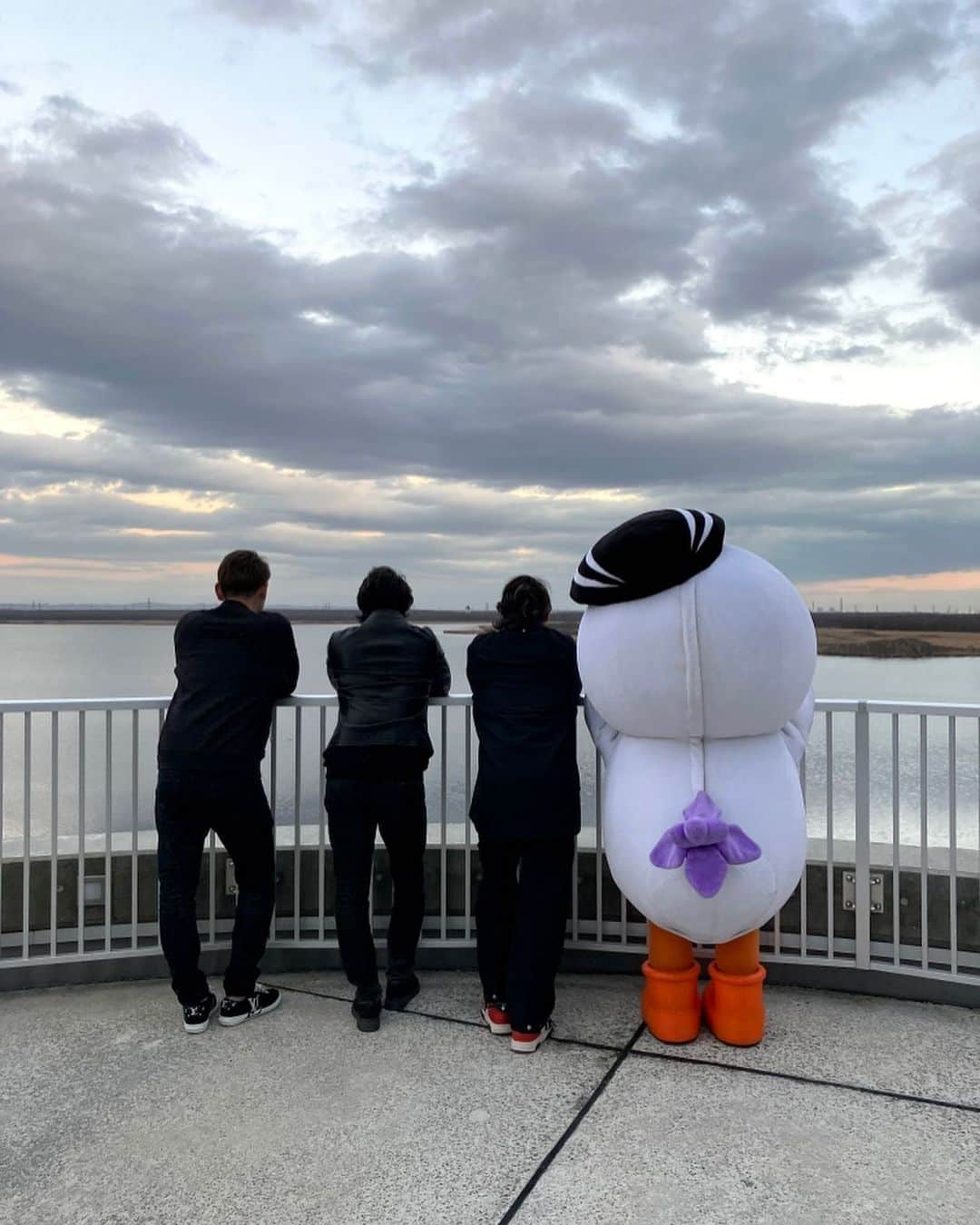 北海道日本ハムファイターズさんのインスタグラム写真 - (北海道日本ハムファイターズInstagram)「#とまチョップ と一緒に黄昏れる3人…🌊  #加藤貴之 #伊藤大海 #鈴木健矢  #背中で語る  #道の駅ウトナイ湖  #ウトナイ湖野生鳥獣保護センター  #苫小牧市  #lovefighters  #応援大使プロジェクト」11月21日 17時57分 - fighters_official