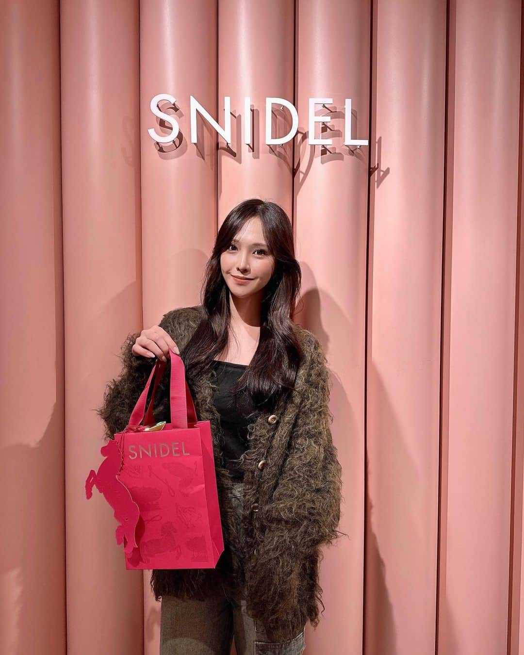 まゆさんのインスタグラム写真 - (まゆInstagram)「SNIDEL holiday collection 🎄 お邪魔させていただきました♡  SNIDELらしい可愛くて上品な洋服たちが たくさん並んでて素敵でした👗♡  コスメはアイシャドウパレットの ラメが細かくて色味も女の子らしいから 可愛くてこの冬ゲットしたい🫶  イエベさんブルベさんも使えるのが✨  #PR #SNIDEL #スナイデル #23WinterSNIDEL #snowmagicholiday #POPUP」11月21日 17時57分 - mo44l