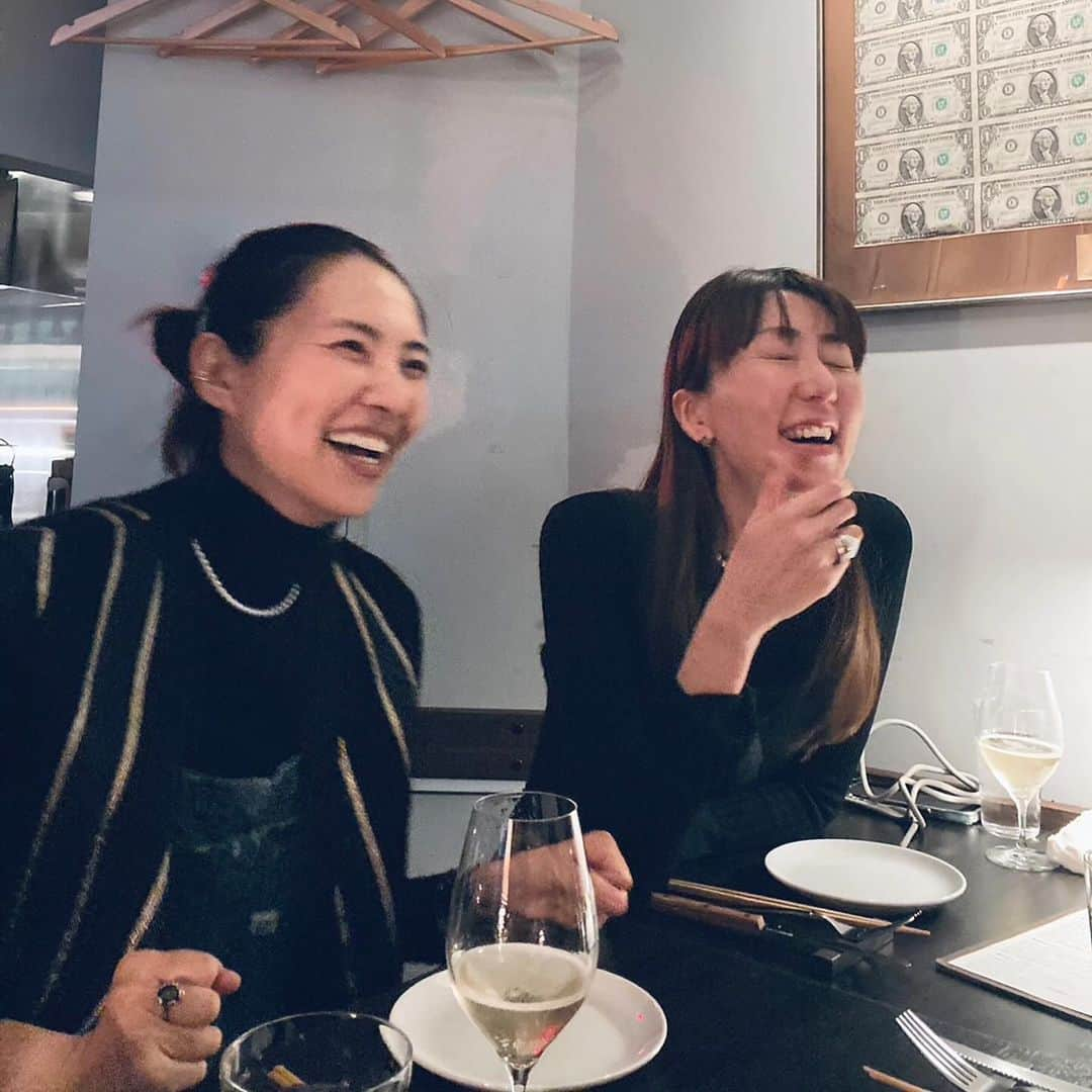 浜島直子さんのインスタグラム写真 - (浜島直子Instagram)「しゃべって飲んで笑って時々ジーンとした夜🍷  日々がんばってるご褒美は、美味しいご飯の時もあれば、欲しかった服の時もある。  だけどやっぱり1番は、いろいろな感情をカッコつけずに共有できるこういう仲間との時間だなぁと、しみじみ感じた夜✨ いいねいいね！歳とったね！（笑）  プライベートでゆっくり会うのは初めての都ちゃん、マチルダみたいで本当にキュートだったなぁ♥️  まじめな、マチルダ。 がんばりやの、マチルダ。 明るさの中に自分だけの静寂をきちんと抱えている、マチルダ。  またみんなで行こう！🍷✨♥️ ・ #最後の写真は #帰り際 #都ちゃんあまりの可愛さに #我慢できずに #思わず抱きしめるの図 #はい逮捕🤣」11月21日 17時58分 - hamaji_0912