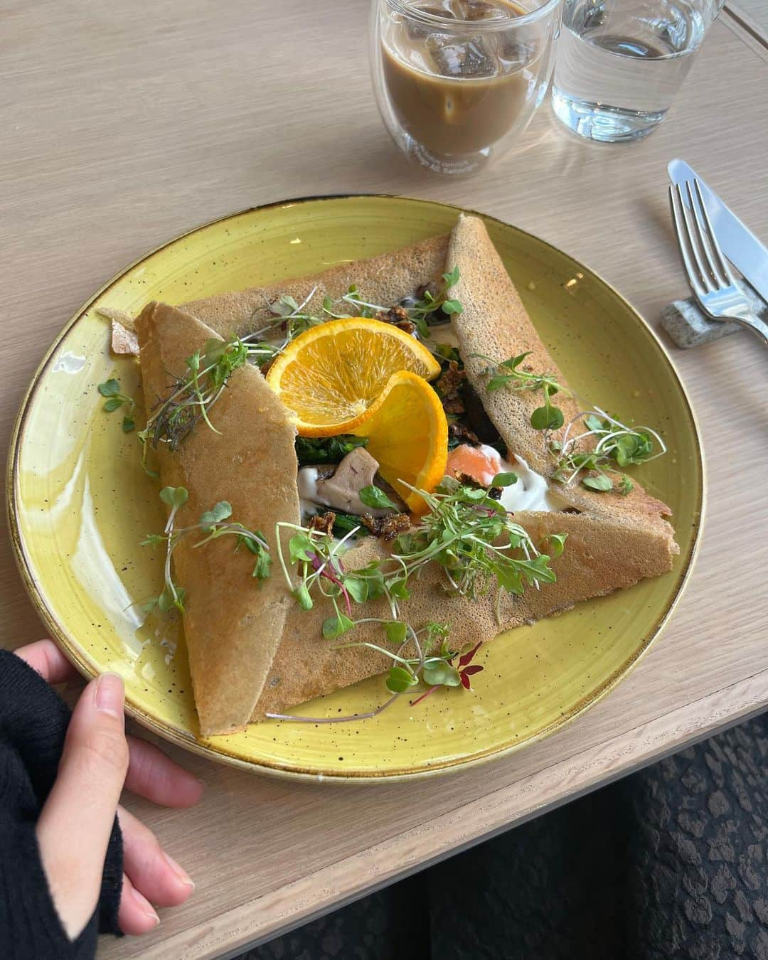 川村茉由さんのインスタグラム写真 - (川村茉由Instagram)「ピラティス後に…🍽️ キレイなお姉様方とランチ♡幸  ピラティスの先生、 @hiroe_pilates さんと、 同じくピラティスに通ってる 事務所の先輩、 @takako1204 さん😘  もっぱら美容話楽しすぎ🤭💕  この日のスカートは 撮影でもお世話になってる @yevs_supply 😌✌️ 裾に向かって広がる ボリューミー感が可愛い😍 うっすらレオパード感も🙆‍♀️ 今期の新作✨  #ランチ #栄ランチ #ピラティス #pilates #ガレット #yevs #モデル #model」11月21日 17時59分 - mayupi_k