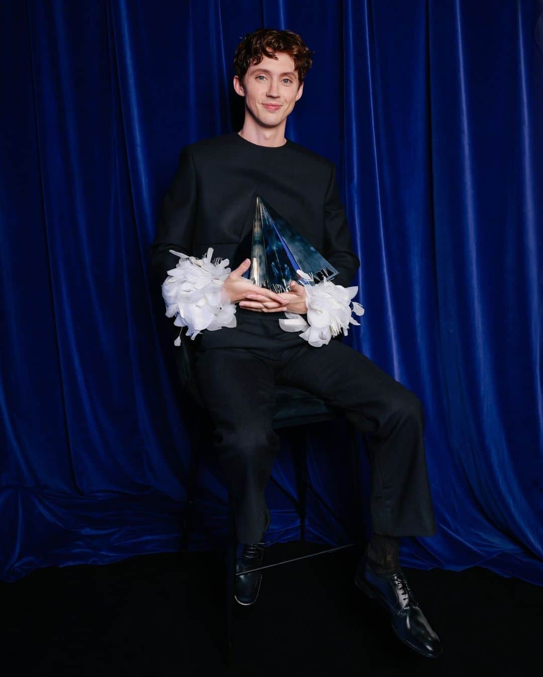 のインスタグラム：「Troye Sivan, winner of the Best Solo Artist Award, wore full #Prada looks while attending the ARIA Awards, in Sydney.  #PradaPeople @troyesivan」