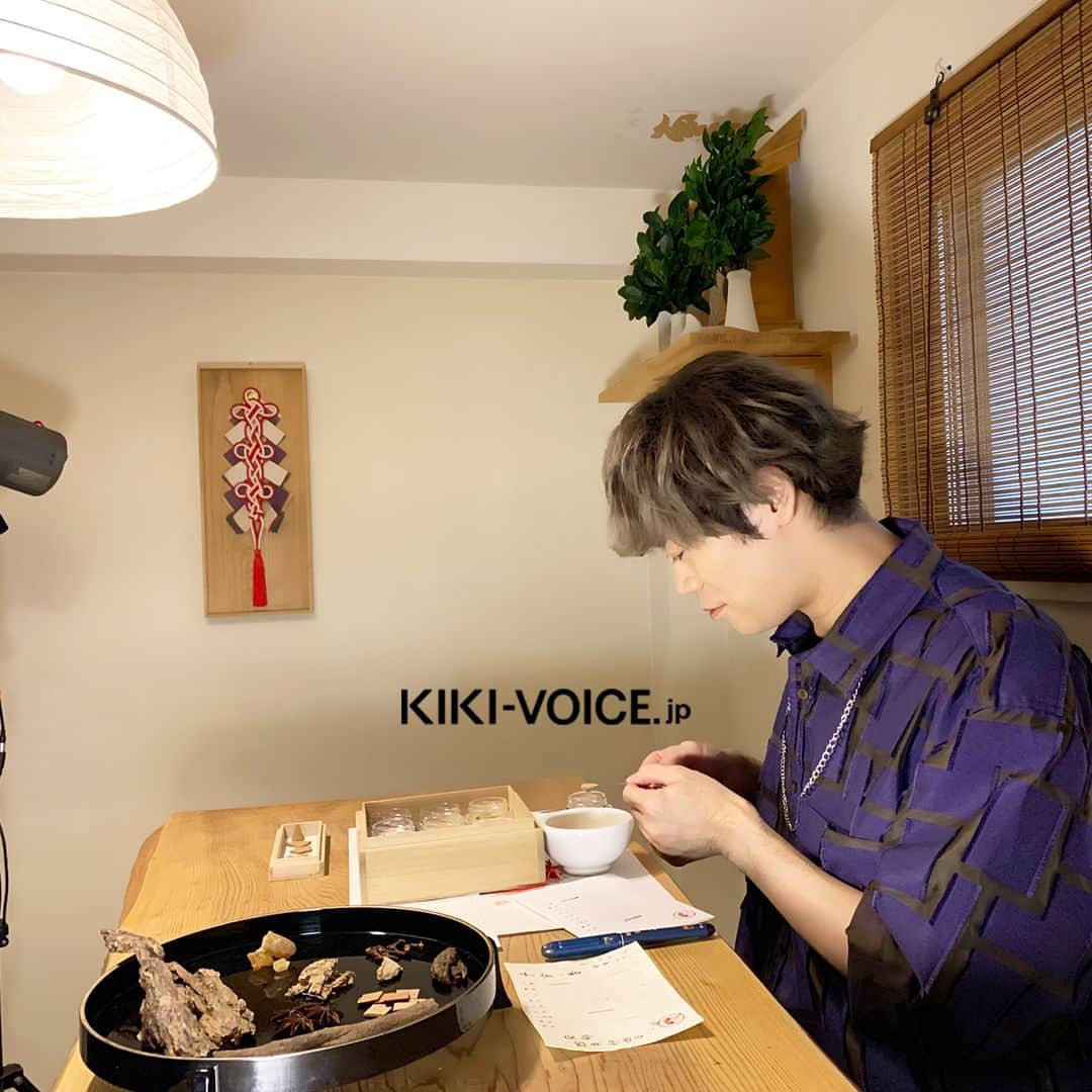 VOICE Newtypeさんのインスタグラム写真 - (VOICE NewtypeInstagram)「・ 「ボイスニュータイプ」のWEBサイト[KIKI]で連載中「#古川慎のここらで一息」 本日は撮影の際スタッフが収めた第68回のオフショットを公開📸  .  今回は、#お香づくり 体験をしてきました！ 香料を慎重に選び、自分好みの香りに調合していく古川さん。 果たしてどんな香りに仕上がったのか…… ぜひ記事でご確認ください！  .  プロフィールのURLからKIKIにアクセス▶@voice_newtype 連載記事は「Journal 連載」のバナーからチェックできます🥰  ▼記事URL https://kiki-voice.jp/journal/1728  .  #古川慎 #オフショット #KIKIVOICEJP #ボイスニュータイプ #voicenewtype」11月21日 18時00分 - voice_newtype