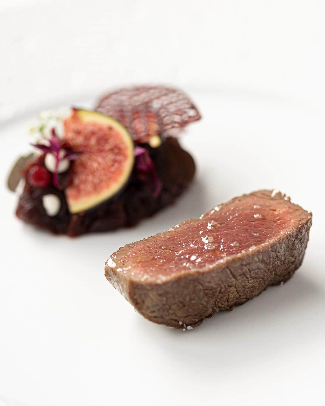 ゴードン・ラムゼイのインスタグラム：「Stunning details of @petrusbygordonramsay’s Aynhoe Park deer with figs, beetroot and cranberry !」