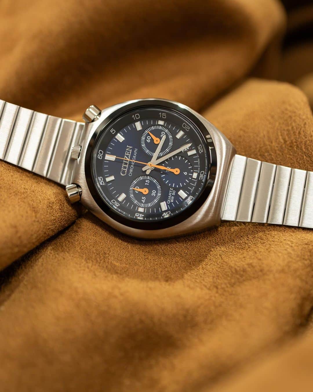 のインスタグラム：「⌚️ 【商品紹介】 CITIZEN AN3660-81L  今回はCITIZENのお時計をご紹介します！ 1970年代に「ツノクロノ」の愛称で親しまれたモデルの復刻版です。その名の通り、ツノのようにリューズやボタンが配置されているのが特徴です。クロノグラフはデザインだけでなく、実用性もあり嬉しい機能です。  大きさや実際の色味など、ぜひ店頭でお試しください！スタッフ一同、心よりお待ちしております🙇‍♀️  ……………………………………………………….................  ☟オンラインショップはプロフィールURLから☟ @tokia_official  ……………………………………………………….................  #時計倉庫 #時計倉庫tokia #腕時計 #watch #手表 #腕元倶楽部 #腕時計好きな人と繋がりたい #citizen #citizenwatch #シチズン #ツノクロノ」