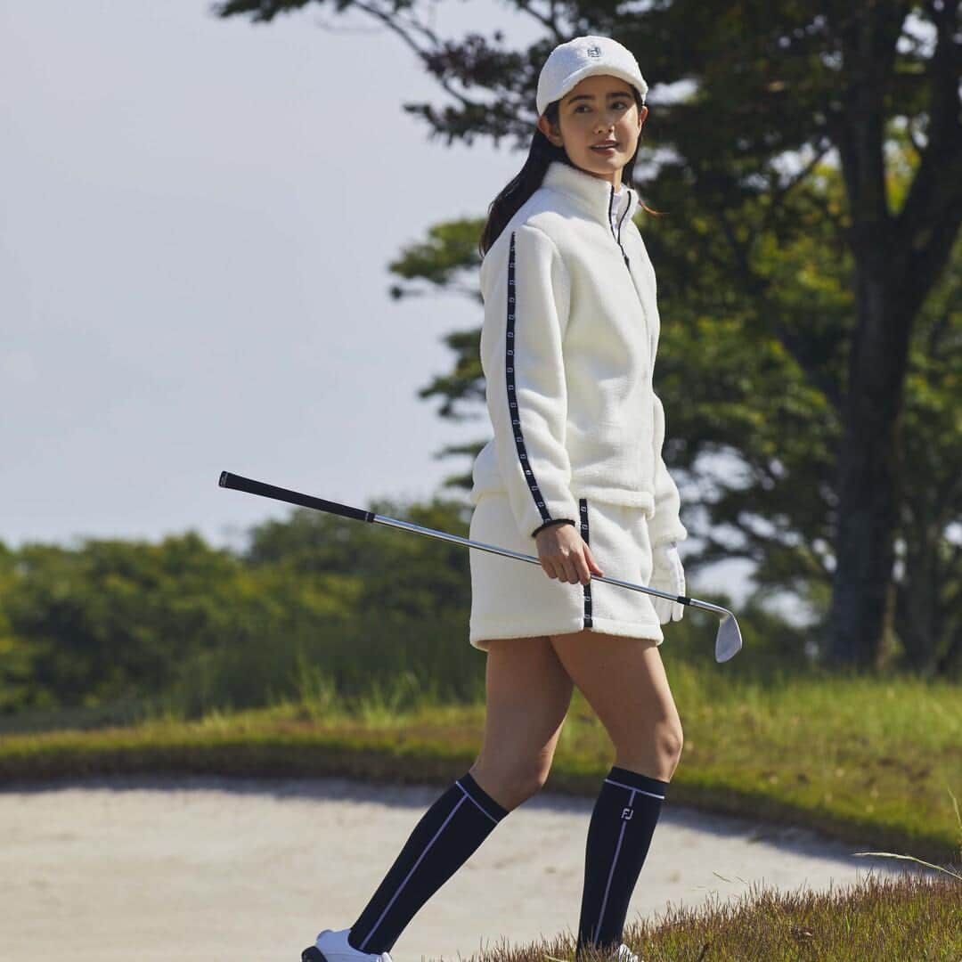 Footjoy Japanさんのインスタグラム写真 - (Footjoy JapanInstagram)「【23FW MODERN CLASSIC COLLECTION】   ＜WOMEN'S ロゴリボン ボアジャケット＞ もこもこ感が見た目にも暖かなボアジャケット。重ね着しやすくリラックス感のあるオーバーサイズシルエットを採用。   ＜WOMEN'S シェブロンプリント サーモライト長袖保温タートルネックシャツ＞ 秋冬のプレーを暖かく快適にするタートルネックシャツは、軽量で保温性に優れた素材「サーモライト®」を使用。ジグザグのシェブロン柄をプリントし、重ね着にもおすすめ。   ＜WOMEN'S ロゴリボン ボアスカート＞ もこもこ感が見た目にも暖かなボアスカート。サイドのロゴ入りリボンテープがアクセント。ウエストゴム&ドローコード仕様で、重ね着をしても動きやすさをキープ。   #FootJoy #MODERNCLASSICCOLLECTION #PERFORMANCEGOLFAPPAREL #フットジョイ #モダンクラシックコレクション #パフォーマンスゴルフアパレル」11月21日 18時00分 - footjoy.japan