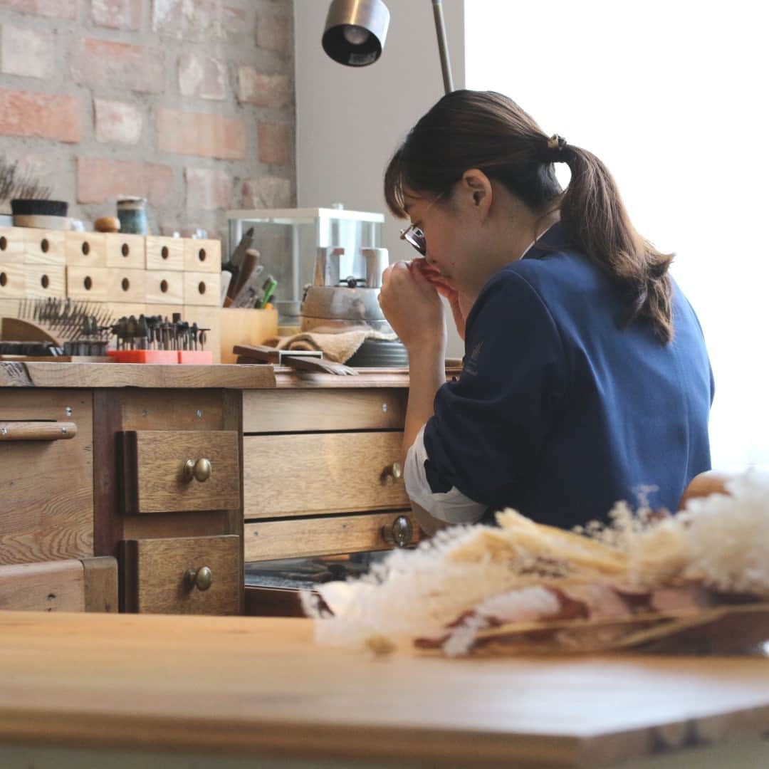 ith / イズ オーダメイド結婚指輪のインスタグラム：「「たくさんよりも、ひとつをたいせつに」 ithが始まった時から、ずっと大切にしている思いです。  吉祥寺の小さなアトリエからはじまった頃、 代表の高橋がひとりで 接客と指輪の制作を行っていました。  長い間、職人として 「もの」と向き合ってきた高橋が、 アトリエを始めて、大変だったことは、 「人」と向き合って 何かを生み出すということでした。  人と話すことが得意ではなかった高橋は、 常に緊張しながらお客様との打ち合わせを 行っていました。  それでもたくさんお話しして、 出来上がった結婚指輪を納品する際は、 お客様のお顔を見て「あー良かった」 と、なんとも言えない喜びに包まれたそうです。  「その人にとって一番良い指輪を届けたい」 いつしかそんな思いで、 指輪を作るようになったと言います。  今では、高橋がひとりで行っていた工程を 接客をつくり手たちが、 制作を工房の職人たちが担当し、 それぞれの分野でお客様と向き合っています。  ***********************************  ⧉ ith 公式WEB @ith_marriage アカウントTOPへ  ☞ プロフィールURLをタップ  ⧉ 暮らしに寄り添うジュエリー ith online store ☞ @ith_jewelry  ***********************************  #結婚指輪 #マリッジリング #婚約指輪 #エンゲージリング #カスタマイズ #オーダーメイド #手仕事 #職人 #アトリエ」