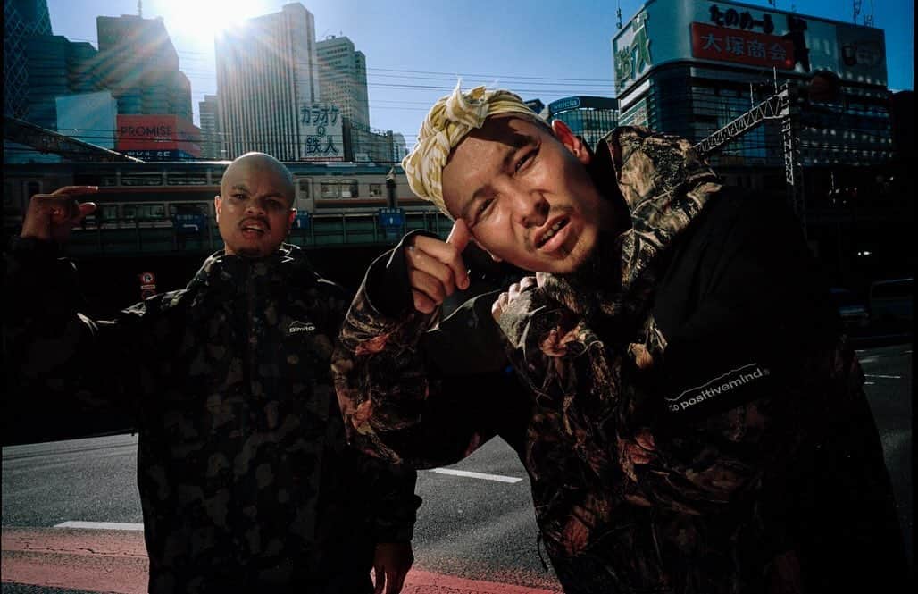 Olliemagazineのインスタグラム：「. Ollie Vol.258 2023 AUTUMN/WINTER 「ASIAN STREET DREAM」 - 今、アジアが熱い -  DIMITO @dimito_positivemind_jp   これから来る厳しい寒さから身を守るアウターは、どうせなら機能性を持ちつつ自分好みのシルエットとデザインを選びたい。2009年、韓国/ソウル生まれの〈DIMITO〉はバックカントリーなどのハードコンディションからストリートまで、幅広いユーザーをサポートするスノーウェアブランド。湘南MossVillageを活動拠点とするBLAHRMYの着こなしを見れば、〈DIMITO〉がどれだけストリートにハマるか言葉はいらない。  Model_BLAHRMY(SHEEF THE 3RD, MILES WORD) Styling_Hiroki Matsui Hair_Masaki Takada Text&Edit_Genya Nakamura  #DIMITO#olliemagazine#olliemag#ollie#streetculture#street#skateboard#skate#skater#music#hiphop#rap#rapper#art#fashion#ollie_vol258」