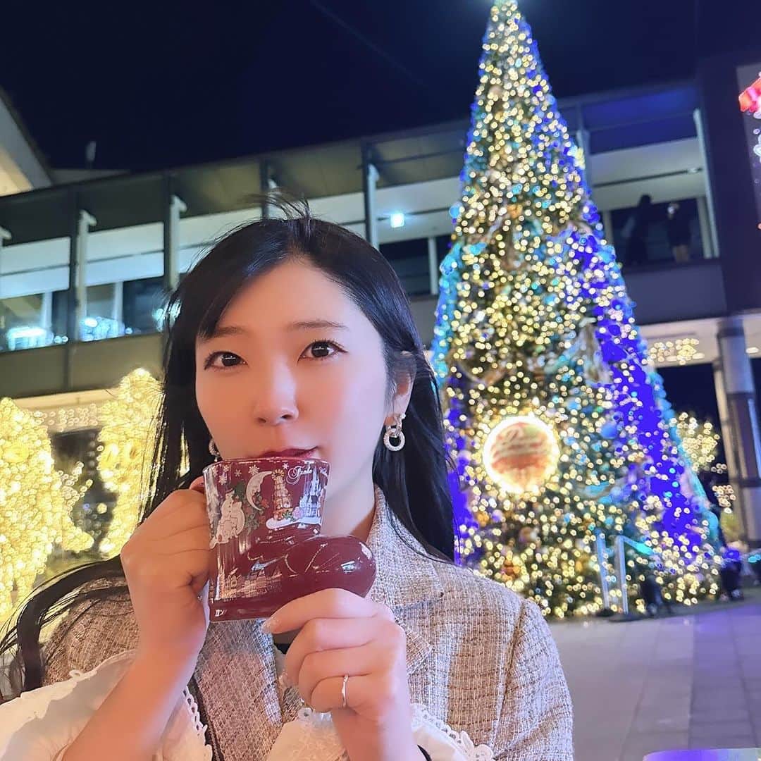服部彩香のインスタグラム：「大好きなクリスマス🎄.* . #クリスマスマーケット  #クリスマス #東京スカイツリー #ホットワイン #ワイン #クリスマスツリー」