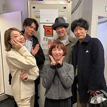 青木慶則さんのインスタグラム写真 - (青木慶則Instagram)「「渋谷のラジオ」のカジヒデキさん＆野宮真貴さんの番組に、我がレーベル「emily hashimoto」と、新曲のプロデュースをしてくれたカンバスの小川タカシくんと共に、昨夜出演してきました。  自主企画でバタついてしまい事前告知ができなかったのですが、再放送があります！  11月26日(日)22:00〜24:00（僕らは23時ごろから登場）、「渋谷のラジオ」専用アプリでも聴けます。聴取方法はこちら↓ https://shiburadi.com/listen  番組終了後も渋谷系の諸先輩がたと再会、渋ラジこそスクランブル交差点だなぁと思いました。  🍁 emily hashimoto 楓 - kaede - 絶賛配信中！ https://nex-tone.link/A00123540  @hideki_kaji  @missmakinomiya  @emily_hashimoto  @canvastabo」11月21日 18時03分 - yoshinori.aoki.official