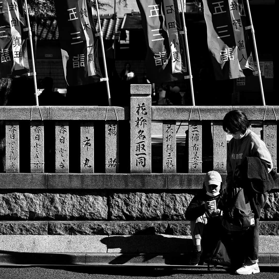 naotakeのインスタグラム：「#神社 - #shintoshrine / Z8 + Z 24-120mm f/4 S & Lightroom, 20231122 . . お昼に食べたヒレカツ、分厚くて美味しかった。 . . #spicollective #streetphotographyinternational #royalsnappingartists #infamous_family #rsa_main #infinity_photo_cult #jp_gallery_member #jp_gallery_bnw #team_jp_モノクロ #ig_nihon #streetphotographybnw #igersjp #ig_streetclub #bnw_greatshots #bnw_artstyle #bnwsouls #wp_bnw #bnw_igers_ #pr0ject_bnw #igers_bnw #bnw_splendid #storyofthestreet #japancityblues #shadowspoetry #light_nikon #nikon #nikoncreators #写真好きな人と繋がりたい」