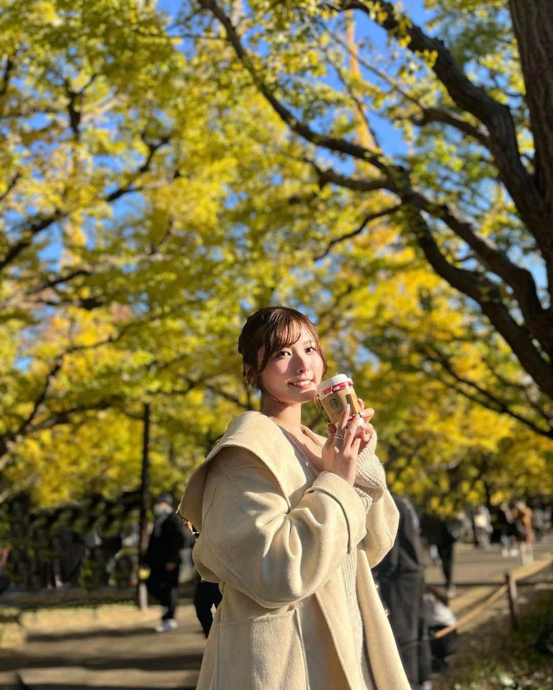 YOUKORINさんのインスタグラム写真 - (YOUKORINInstagram)「外苑前のいちょう並木🍁 火が当たるとポカポカやった🫶 天気よくて最高🤍  #外苑前#外苑前いちょう並木#🍁#いちょう並木#東京#東京観光#Tokyo#gaienmae#スタバ#starbucks」11月21日 18時04分 - xxy0uc0riinxx