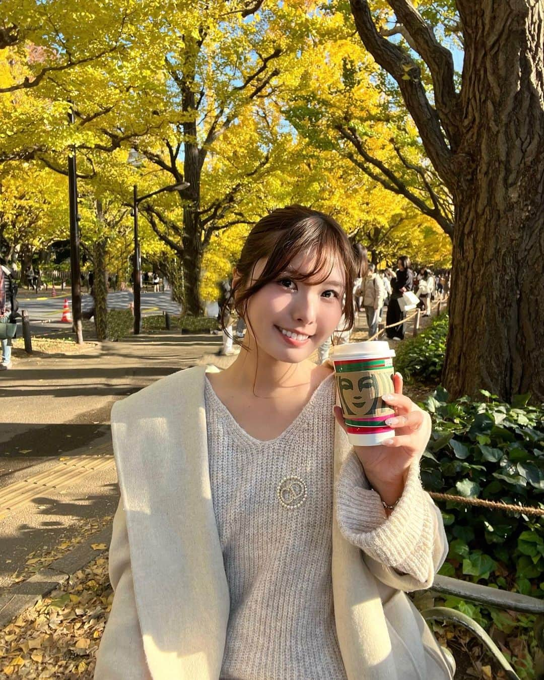 YOUKORINさんのインスタグラム写真 - (YOUKORINInstagram)「外苑前のいちょう並木🍁 火が当たるとポカポカやった🫶 天気よくて最高🤍  #外苑前#外苑前いちょう並木#🍁#いちょう並木#東京#東京観光#Tokyo#gaienmae#スタバ#starbucks」11月21日 18時04分 - xxy0uc0riinxx