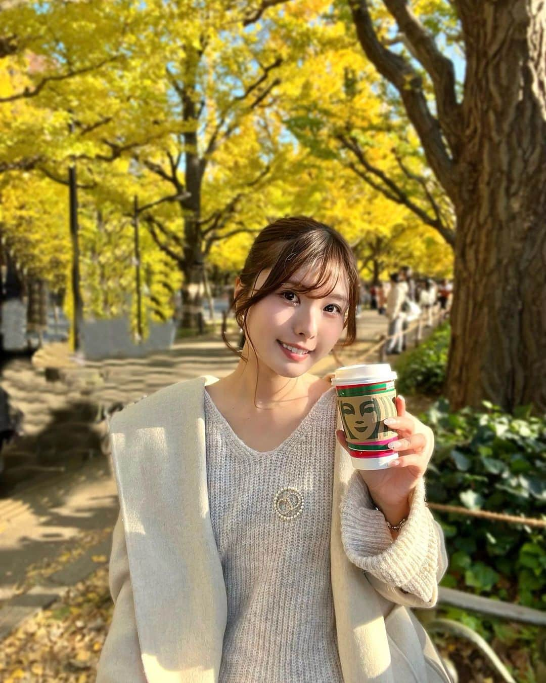 YOUKORINさんのインスタグラム写真 - (YOUKORINInstagram)「外苑前のいちょう並木🍁 火が当たるとポカポカやった🫶 天気よくて最高🤍  #外苑前#外苑前いちょう並木#🍁#いちょう並木#東京#東京観光#Tokyo#gaienmae#スタバ#starbucks」11月21日 18時04分 - xxy0uc0riinxx