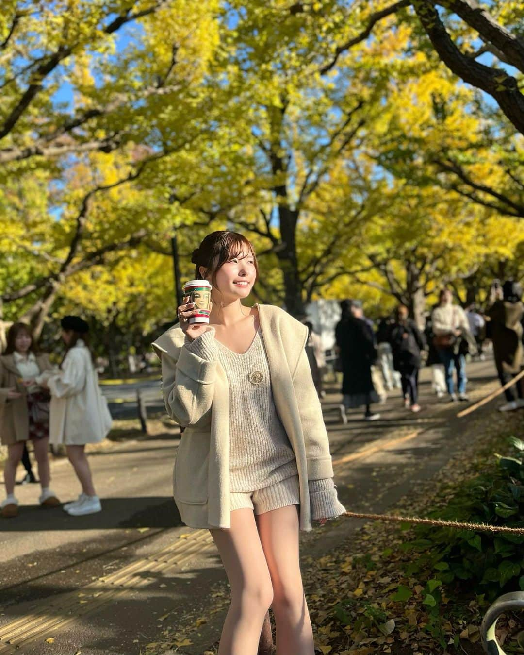 YOUKORINさんのインスタグラム写真 - (YOUKORINInstagram)「外苑前のいちょう並木🍁 火が当たるとポカポカやった🫶 天気よくて最高🤍  #外苑前#外苑前いちょう並木#🍁#いちょう並木#東京#東京観光#Tokyo#gaienmae#スタバ#starbucks」11月21日 18時04分 - xxy0uc0riinxx