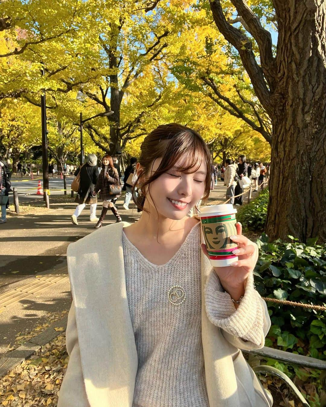 YOUKORINさんのインスタグラム写真 - (YOUKORINInstagram)「外苑前のいちょう並木🍁 火が当たるとポカポカやった🫶 天気よくて最高🤍  #外苑前#外苑前いちょう並木#🍁#いちょう並木#東京#東京観光#Tokyo#gaienmae#スタバ#starbucks」11月21日 18時04分 - xxy0uc0riinxx