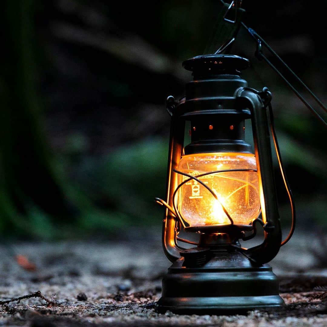 キャンプ情報サイト［ランタン］さんのインスタグラム写真 - (キャンプ情報サイト［ランタン］Instagram)「CAMP SMILE STYLE ／ 薄暗い森の中、パップテントで過ごす一人の時間。 ランタンに火を灯して心を静める ＼ いろんなキャンパーのキャンプスタイルを現地取材と一般キャンパーからの投稿で数多く掲載してます。 . . 詳しくは @lantern.camp webサイトをご覧ください . . #camp #camping #camplife #outdoor #travel #trip #lantern_smile #キャンプ #キャンプ用品 #アウトドア #テント #自然 #旅行 #キャンプ初心者 #キャンプ好きな人と繋がりたい #アウトドア好きな人と繋がりたい #camper #外遊び #キャンプスタイル #かぶとの森テラス #ソロキャンプ #ソロキャン #BUNDOK #バンドック #FEUERHAND #フュアーハンド #手斧」11月21日 18時04分 - lantern.camp