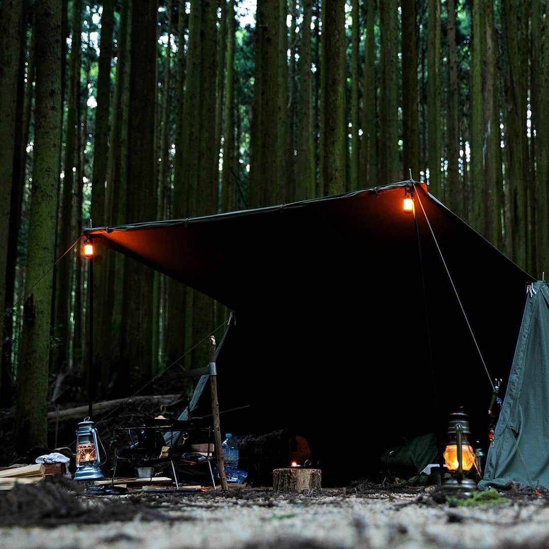 キャンプ情報サイト［ランタン］さんのインスタグラム写真 - (キャンプ情報サイト［ランタン］Instagram)「CAMP SMILE STYLE ／ 薄暗い森の中、パップテントで過ごす一人の時間。 ランタンに火を灯して心を静める ＼ いろんなキャンパーのキャンプスタイルを現地取材と一般キャンパーからの投稿で数多く掲載してます。 . . 詳しくは @lantern.camp webサイトをご覧ください . . #camp #camping #camplife #outdoor #travel #trip #lantern_smile #キャンプ #キャンプ用品 #アウトドア #テント #自然 #旅行 #キャンプ初心者 #キャンプ好きな人と繋がりたい #アウトドア好きな人と繋がりたい #camper #外遊び #キャンプスタイル #かぶとの森テラス #ソロキャンプ #ソロキャン #BUNDOK #バンドック #FEUERHAND #フュアーハンド #手斧」11月21日 18時04分 - lantern.camp