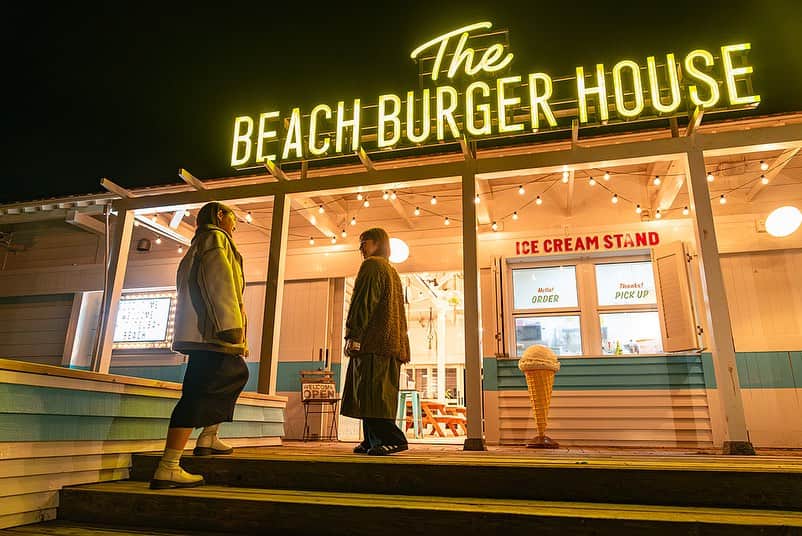 フェニックス・シーガイア・リゾートさんのインスタグラム写真 - (フェニックス・シーガイア・リゾートInstagram)「宮崎の夜の新スポット誕生「The BEACH BURGER HOUSE」冬限定ナイト営業🍔🎄  サンビーチ 一ツ葉にある「The BEACH BURGER HOUSE」では、12月9日（土）～12月25日（月）の期間限定で20:00まで営業時間を延長いたします。 17:00以降は、夜限定ハンバーガー「雪降るカニクリームコロッケバーガー」や温かいスープなど、寒い時期にぴったりのメニューをご用意。  また、店舗前のビーチでは、イルミネーションやスタードーム、クリスマスツリー、焚き火エリアが登場するほか、ジャズ演奏もお楽しみいただけます。ビーチに灯るあたたかな光に包まれて、焚き火の音を聴きながら美味しいバーガーをほおばる。冬の宮崎に、夜の新スポットが誕生します。  ■期間 / 12月9日（土）～12月25日（月） ■時間 / 11:00～20:00（19:00 LO） ■店休日 / 毎週火曜日及び第2・第4水曜日 ■場所 / サンビーチ 一ツ葉 南ビーチ  ＊＊＊＊＊＊＊＊＊＊＊＊＊＊＊＊＊＊＊＊＊＊＊＊ ＜サンビーチ 一ツ葉のイルミネーション＞ 冬の海に星が降る「Starfall SEA Night」 あたたかな焚き火やイルミネーション、スタードーム、クリスマスツリーが登場！期日限定でJAZZ演奏もお楽しみいただけます。 ■日時 / 12月1日（金）～12月31日（日）17:00～20:00 1月1日（月・元旦）5:00～8:00（予定） ※焚き火は、The BEACH BURGER HOUSE店休日および荒天時は実施無し ■場所 / みやざき臨海公園 サンビーチ 一ツ葉 南ビーチ ■お問い合わせ / みやざき臨海公園 TEL.0985-62-2665 ＊＊＊＊＊＊＊＊＊＊＊＊＊＊＊＊＊＊＊＊＊＊＊＊  #シーガイア #TheBEACHBURGERHOUSE #イルミネーション #焚き火 #ハンバーガー #カニクリームコロッケバーガー #クリスマス #サンビーチ一ツ葉 #みやざき臨海公園 #宮崎」11月21日 18時05分 - seagaia_official
