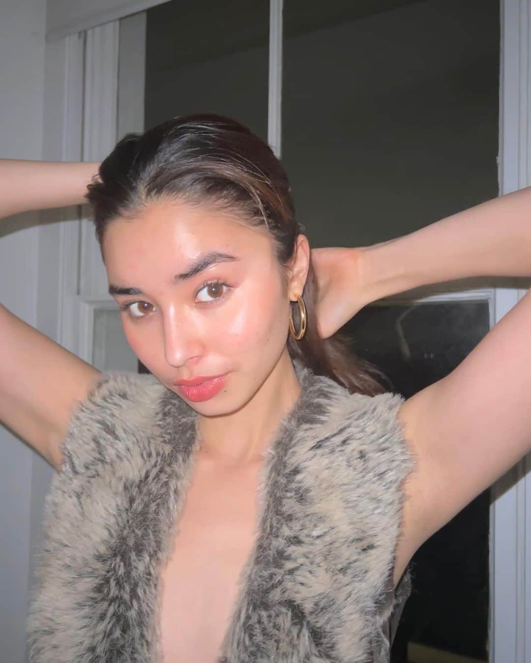 静華ジャズミンのインスタグラム：「Major s/o to @vinted for keeping me green and sexy   I specialized in sustainability during my bachelor's, and coming to London it’s so exciting to see all the second-hand options for clothes, furniture, etc. (charity shops included!)   ーほぼ全身古着ー ロンドンの古着はチャリティーショップ(売上を全部寄付するお店)と普通の古着屋があり、私には楽しくてどんどん買ってしまいます(°▽°)」