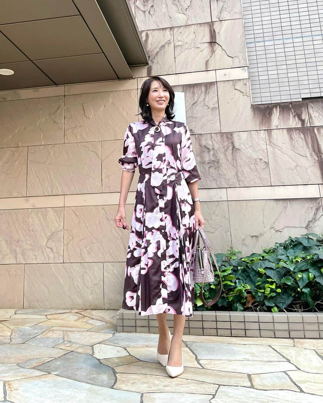 奈々さんのインスタグラム写真 - (奈々Instagram)「#時差投稿   ワンピース👗  今ならこれにふわふわカーディガン 羽織ってもいいかな💖  撮った時はまだまだ暑かった日🤣  ワンピース👗は @shein_japan @sheinofficial  ドレープ プリーツ ドレス 商品ID: 21876992  試すたび、好きが見つかる。 届くたび、好きが増えてく😊  クーポン番号:『BFJP461』  お買い上げ金額1～5,999円までは セール価格よ15%OFF  6,000円以上は20%OFF💖 利用期限：12月末日  ヘビロテバッグ👜 @cureborsa  こちら↑ アカウントチェックしてみてね❤️  ファミリーセール開催👍  いつも見てくださり 優しいコメント ありがとうございます🙋‍♀️😊💕  #SHEINblackfriday #SHEINGoodFinds #SHEINforAll #loveshein #ad #saveinstyle #DazyHyunA#cureborsa  #エレガントコーデ #エレガントスタイル #アラフィフモデル #ミセスモデル #ワンピースコーデ #華やかコーデ #お食事会コーデ #女子会コーデ #デートコーデ」11月21日 18時05分 - nanafujn