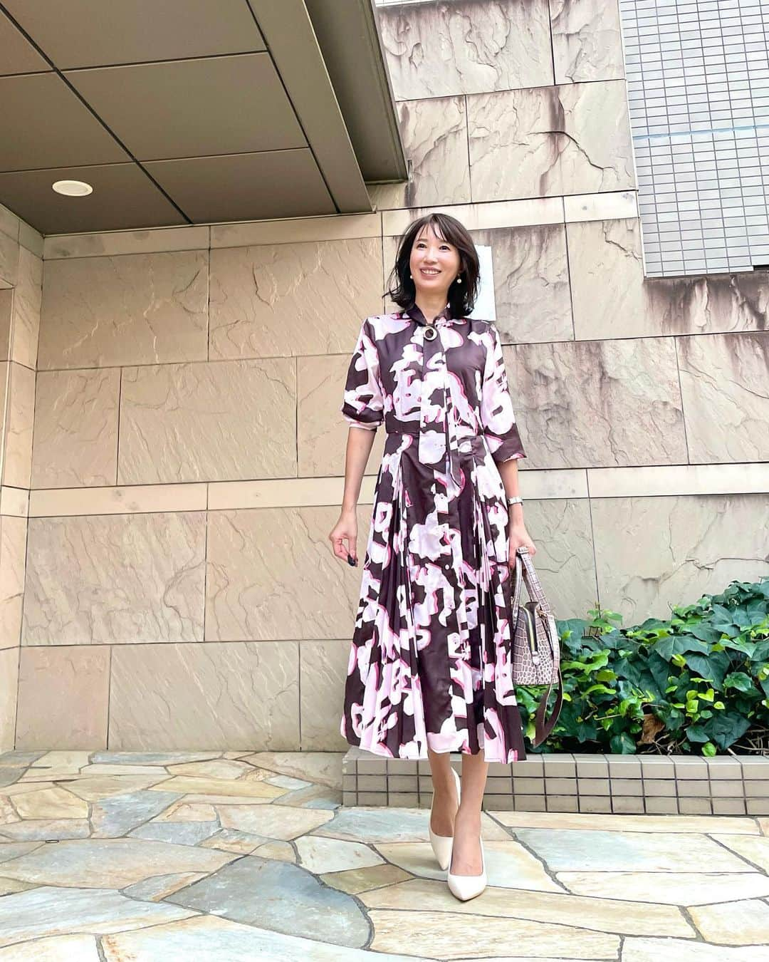 奈々さんのインスタグラム写真 - (奈々Instagram)「#時差投稿   ワンピース👗  今ならこれにふわふわカーディガン 羽織ってもいいかな💖  撮った時はまだまだ暑かった日🤣  ワンピース👗は @shein_japan @sheinofficial  ドレープ プリーツ ドレス 商品ID: 21876992  試すたび、好きが見つかる。 届くたび、好きが増えてく😊  クーポン番号:『BFJP461』  お買い上げ金額1～5,999円までは セール価格よ15%OFF  6,000円以上は20%OFF💖 利用期限：12月末日  ヘビロテバッグ👜 @cureborsa  こちら↑ アカウントチェックしてみてね❤️  ファミリーセール開催👍  いつも見てくださり 優しいコメント ありがとうございます🙋‍♀️😊💕  #SHEINblackfriday #SHEINGoodFinds #SHEINforAll #loveshein #ad #saveinstyle #DazyHyunA#cureborsa  #エレガントコーデ #エレガントスタイル #アラフィフモデル #ミセスモデル #ワンピースコーデ #華やかコーデ #お食事会コーデ #女子会コーデ #デートコーデ」11月21日 18時05分 - nanafujn