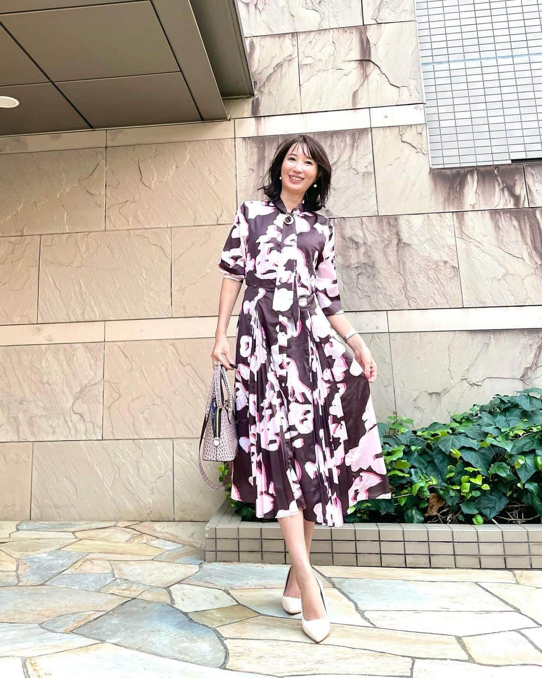 奈々さんのインスタグラム写真 - (奈々Instagram)「#時差投稿   ワンピース👗  今ならこれにふわふわカーディガン 羽織ってもいいかな💖  撮った時はまだまだ暑かった日🤣  ワンピース👗は @shein_japan @sheinofficial  ドレープ プリーツ ドレス 商品ID: 21876992  試すたび、好きが見つかる。 届くたび、好きが増えてく😊  クーポン番号:『BFJP461』  お買い上げ金額1～5,999円までは セール価格よ15%OFF  6,000円以上は20%OFF💖 利用期限：12月末日  ヘビロテバッグ👜 @cureborsa  こちら↑ アカウントチェックしてみてね❤️  ファミリーセール開催👍  いつも見てくださり 優しいコメント ありがとうございます🙋‍♀️😊💕  #SHEINblackfriday #SHEINGoodFinds #SHEINforAll #loveshein #ad #saveinstyle #DazyHyunA#cureborsa  #エレガントコーデ #エレガントスタイル #アラフィフモデル #ミセスモデル #ワンピースコーデ #華やかコーデ #お食事会コーデ #女子会コーデ #デートコーデ」11月21日 18時05分 - nanafujn