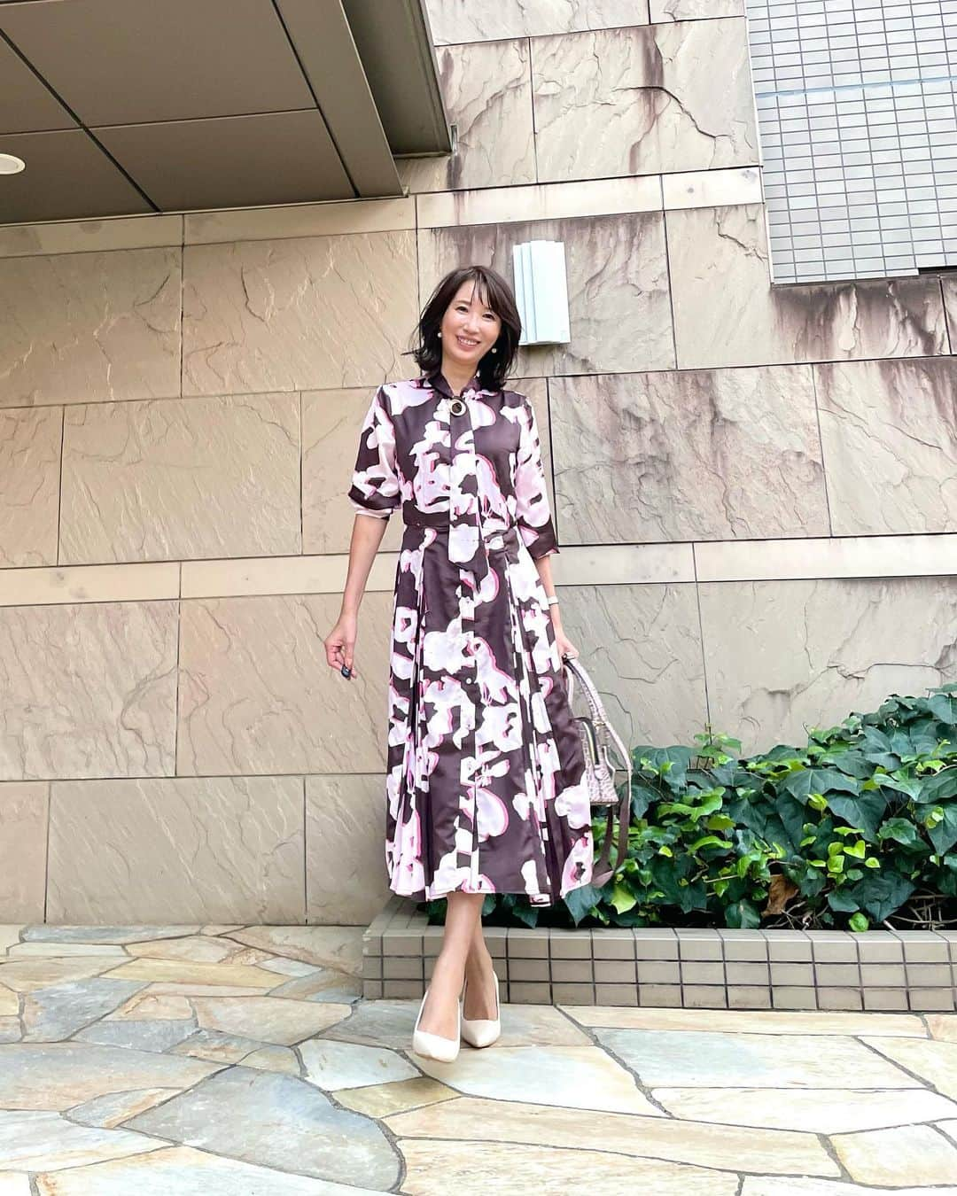 奈々さんのインスタグラム写真 - (奈々Instagram)「#時差投稿   ワンピース👗  今ならこれにふわふわカーディガン 羽織ってもいいかな💖  撮った時はまだまだ暑かった日🤣  ワンピース👗は @shein_japan @sheinofficial  ドレープ プリーツ ドレス 商品ID: 21876992  試すたび、好きが見つかる。 届くたび、好きが増えてく😊  クーポン番号:『BFJP461』  お買い上げ金額1～5,999円までは セール価格よ15%OFF  6,000円以上は20%OFF💖 利用期限：12月末日  ヘビロテバッグ👜 @cureborsa  こちら↑ アカウントチェックしてみてね❤️  ファミリーセール開催👍  いつも見てくださり 優しいコメント ありがとうございます🙋‍♀️😊💕  #SHEINblackfriday #SHEINGoodFinds #SHEINforAll #loveshein #ad #saveinstyle #DazyHyunA#cureborsa  #エレガントコーデ #エレガントスタイル #アラフィフモデル #ミセスモデル #ワンピースコーデ #華やかコーデ #お食事会コーデ #女子会コーデ #デートコーデ」11月21日 18時05分 - nanafujn