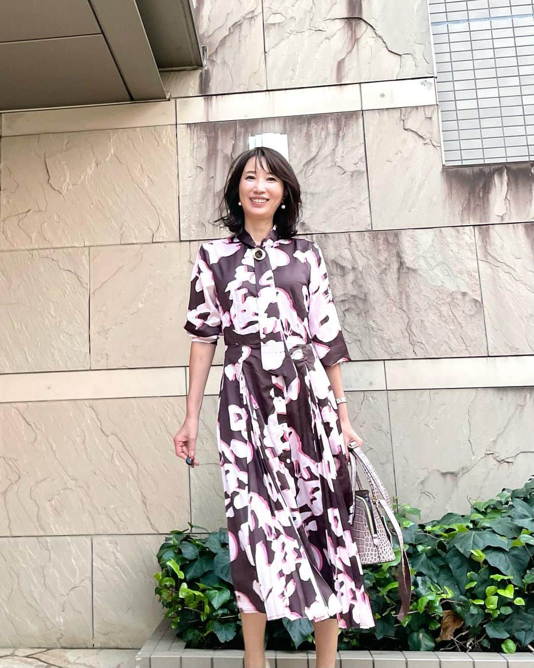 奈々さんのインスタグラム写真 - (奈々Instagram)「#時差投稿   ワンピース👗  今ならこれにふわふわカーディガン 羽織ってもいいかな💖  撮った時はまだまだ暑かった日🤣  ワンピース👗は @shein_japan @sheinofficial  ドレープ プリーツ ドレス 商品ID: 21876992  試すたび、好きが見つかる。 届くたび、好きが増えてく😊  クーポン番号:『BFJP461』  お買い上げ金額1～5,999円までは セール価格よ15%OFF  6,000円以上は20%OFF💖 利用期限：12月末日  ヘビロテバッグ👜 @cureborsa  こちら↑ アカウントチェックしてみてね❤️  ファミリーセール開催👍  いつも見てくださり 優しいコメント ありがとうございます🙋‍♀️😊💕  #SHEINblackfriday #SHEINGoodFinds #SHEINforAll #loveshein #ad #saveinstyle #DazyHyunA#cureborsa  #エレガントコーデ #エレガントスタイル #アラフィフモデル #ミセスモデル #ワンピースコーデ #華やかコーデ #お食事会コーデ #女子会コーデ #デートコーデ」11月21日 18時05分 - nanafujn