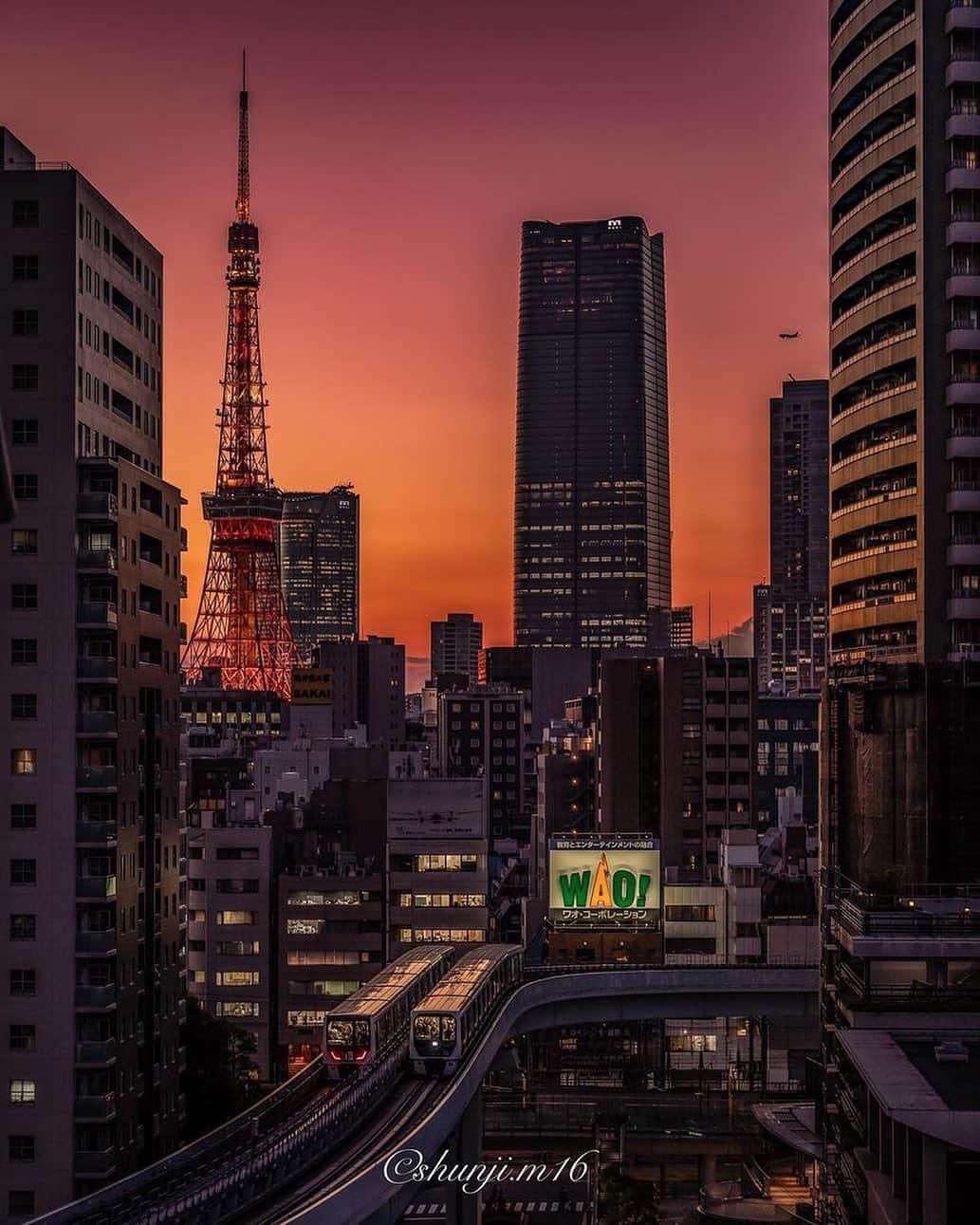 東京タワーのインスタグラム：「. マジックタイムの東京。 ビルが立ち並ぶ中、顔を覗かせる東京タワー🗼  遠くには羽田に向かう飛行機、 手前にはゆりかもめが見えますね。   Your Tokyo Towerには、 東京タワースタッフも知らない、 素敵な撮影スポットからの写真が たくさん投稿されていて、いつも感動しています✨   本日は、Your Tokyo Tower🗼から @s.time_style さんのお写真をご紹介！   素敵なお写真をありがとうございました😊  ———————————  【 お知らせ 】  🆕 TikTok  東京タワーの公式TikTokアカウントが 開設されました！  詳細はプロフィールにあるリンクから↓ @tokyotower_official  ■ 公式LINE  東京タワー公式LINEでは 東京タワーのイベント情報を お届けしています！  詳細はプロフィールにあるリンクから↓ @tokyotower_official  ■ Your Tokyo Tower 🗼  # your_tokyotowerで あなたの東京タワーをリポスト！  @tokyotower_official の タグ付けをしてくれると見つけやすいよ！  皆様からの投稿 どしどしお待ちしております！  ———————————  #東京タワー #東京タワー🗼  #tokyotower #tokyotower🗼  #夕焼け #サンセット #sunset」