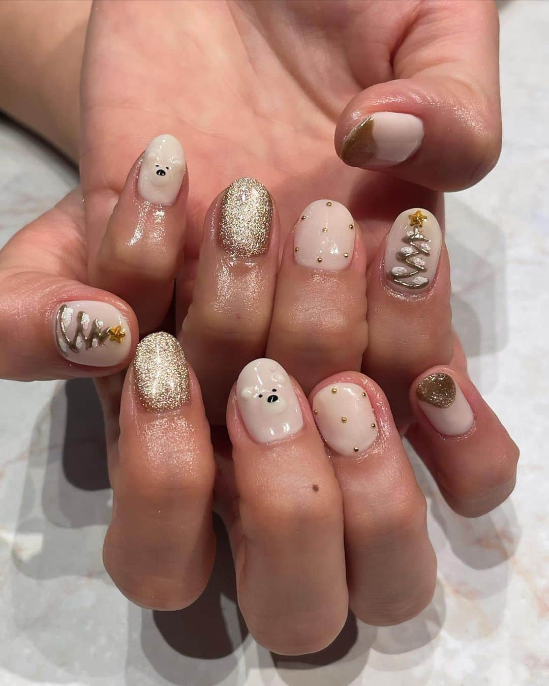 馬淵優佳さんのインスタグラム写真 - (馬淵優佳Instagram)「クリスマスネイル🎄💅 ずっと眺めたくなる可愛さ、、、 最近は、娘たちが喜ぶようにデザインに可愛さを求めるのがブーム🐻 どんな反応するか楽しみ🫶  @nadine_nails_   #冬ネイル #クリスマスネイル」11月21日 18時07分 - mabu0205