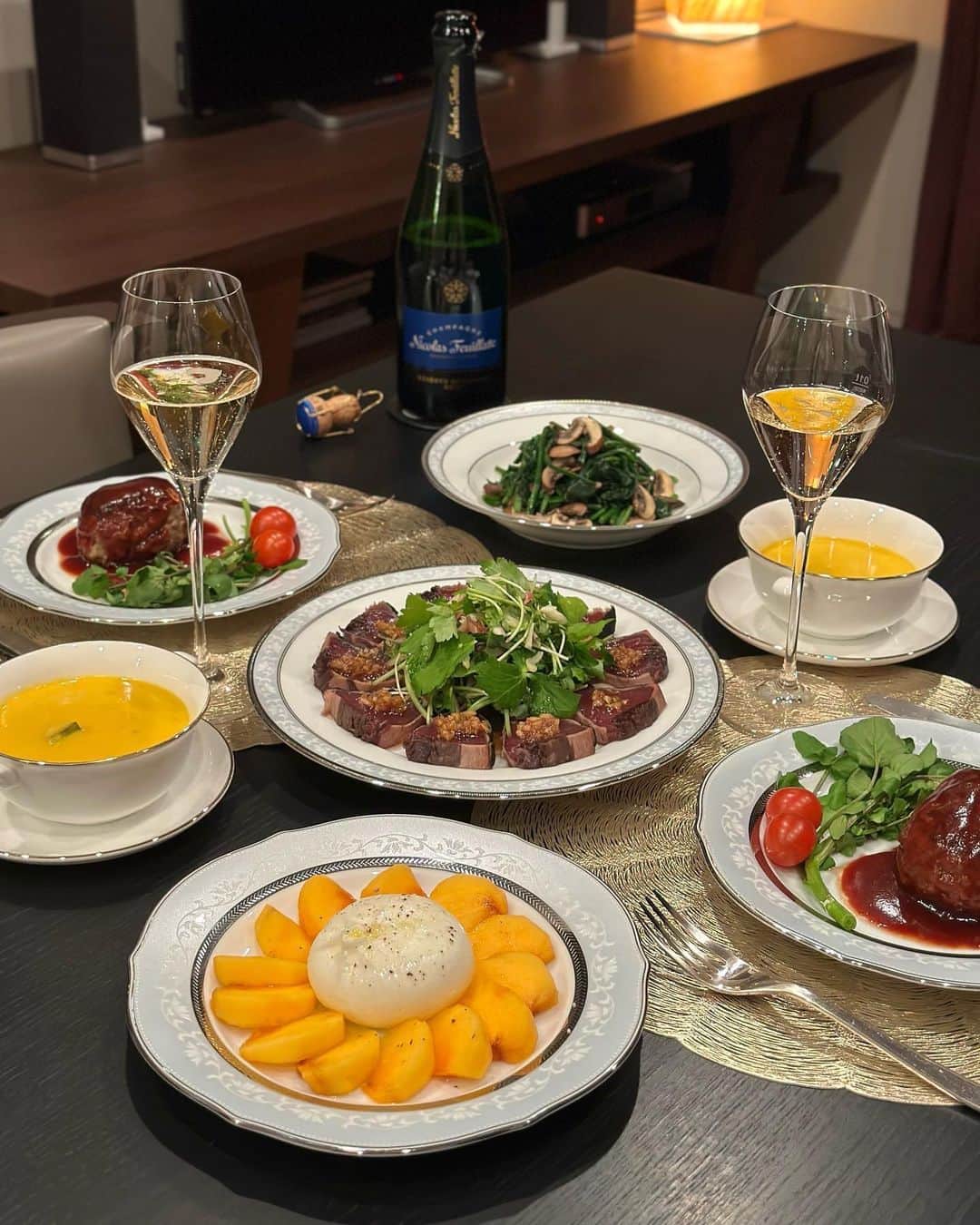 黒田麻理耶さんのインスタグラム写真 - (黒田麻理耶Instagram)「🍾🥂 . もう冬に近いけど、秋の味覚が味わえる食卓に👩‍🍳🧡 この日のメニューはコチラ✨ . ■柿とブッラータチーズ □カツオのカルパッチョ ■パンプキンスープ □デミグラスソースハンバーグ ■ほうれん草とマッシュルームのバター炒め . テーマを決めて作るのって楽しいんだよね〜👩‍🍳✨ 来月はクリスマスメニュー考えなきゃ🎄 . #手料理  #料理  #食卓  #cooking #まりやごはん  #おうちごはん  #洋食  #手作り #nicolasfeuillatte  #ニコラフィアット #ノリタケ  #ノリタケ食器  #Noritake #Christofle  #クリストフル  #🍾」11月21日 18時08分 - mariya_kuroda