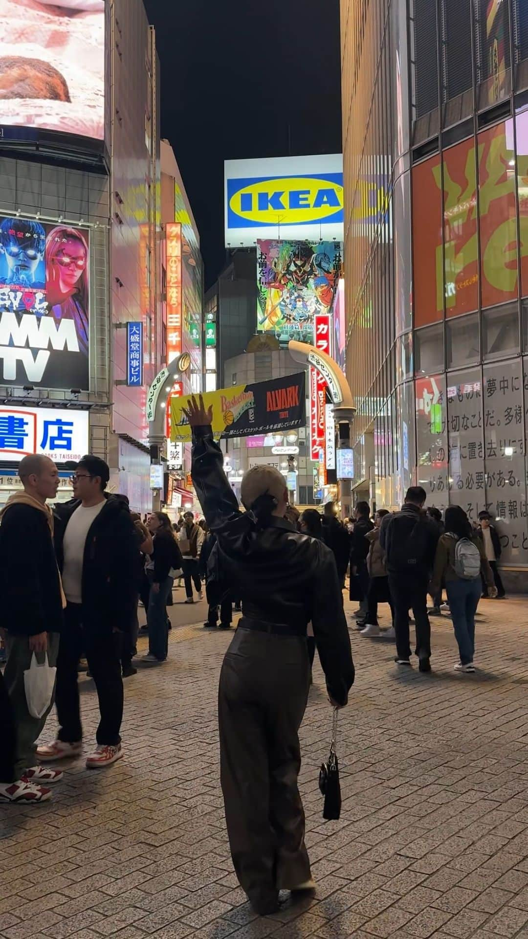 𝑀𝑎𝑘𝑖𝑀𝑖𝑘𝑢のインスタグラム：「leather outfit🧢  #leather #leather #leatheroutfit#レザー#レザージャケット #東京 #渋谷 #TOKYO#TOKYOshi#Shibuya#JAPAN#JAPANTrip#海外 #海外コーデ #レザーコーデ #Newera#Newera#海外ガール #海外ガール#スクランブル交差点#渋谷#Shein#Shein#Shein#diesel  #diesellife」