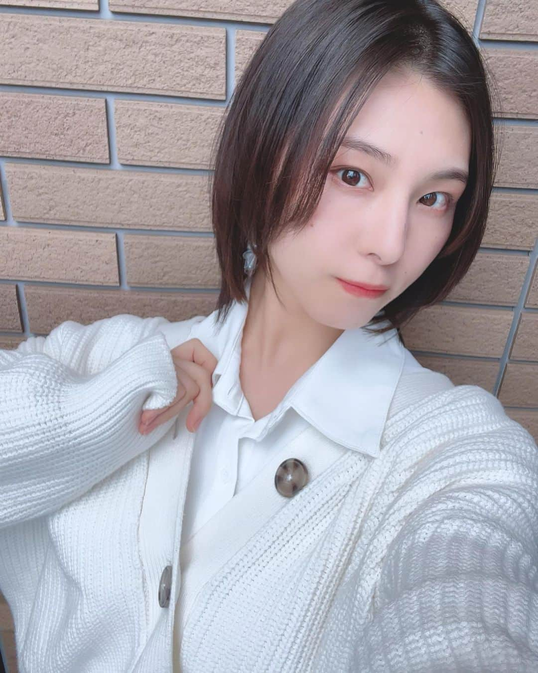 相楽伊織さんのインスタグラム写真 - (相楽伊織Instagram)「髪の毛切ってきた〜✂︎ と言っても横髪と後ろを整えたくらいだけど。  でも毎回メイクさん達に「セットしやすい！」って褒められるのはKENTOさん☺︎ いつもありがとうございます🌿  @kento__tsuyahair Thank you✨  #ショートヘア #レイヤーカット  #ショート #shorthair」11月21日 18時08分 - _iorisagara264_