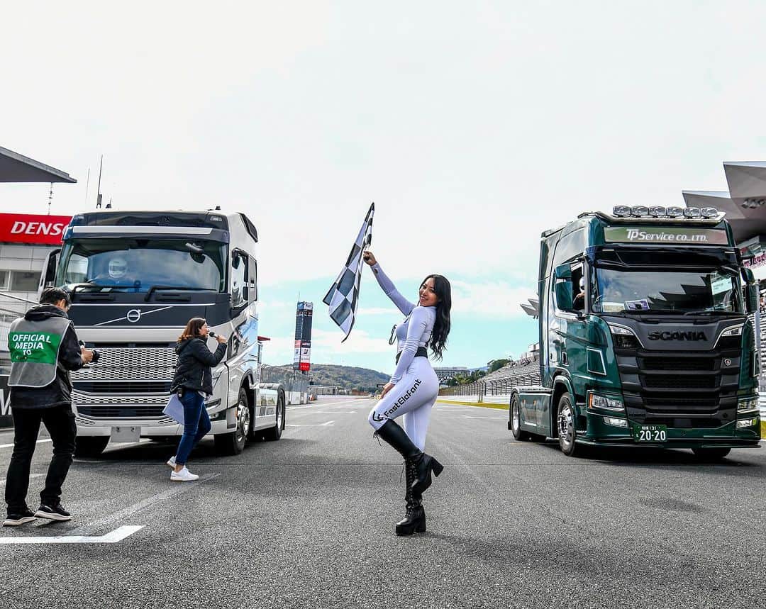 長谷川史歩理さんのインスタグラム写真 - (長谷川史歩理Instagram)「ヨシノ自動車 カスタムブランド “ファストエレファント” 公式アカウント出来ました✨ @fast_elefant   FEカスタムパーツはもちろん、アパレルグッズ販売も販売⬇️ @fast_elefant   @yoshinomotor  写真はジャパントラックショーの作品をポストしていきます photo @takahiro5615   ⁡ #ジャパントラックショー  #japantrackshow  #ユーロスタイルトラック  #ファストエレファント  #fastelephante   #トラック  #track  #ヨシノ自動車  #yoshinomotor  #volvo  #volvotrack  #大型トラック  #トラックカスタム  ⁡ #jdmgram  #carmodel  #japanesegirl  #cargram  ⁡」11月21日 18時19分 - shihori_hasegawa888