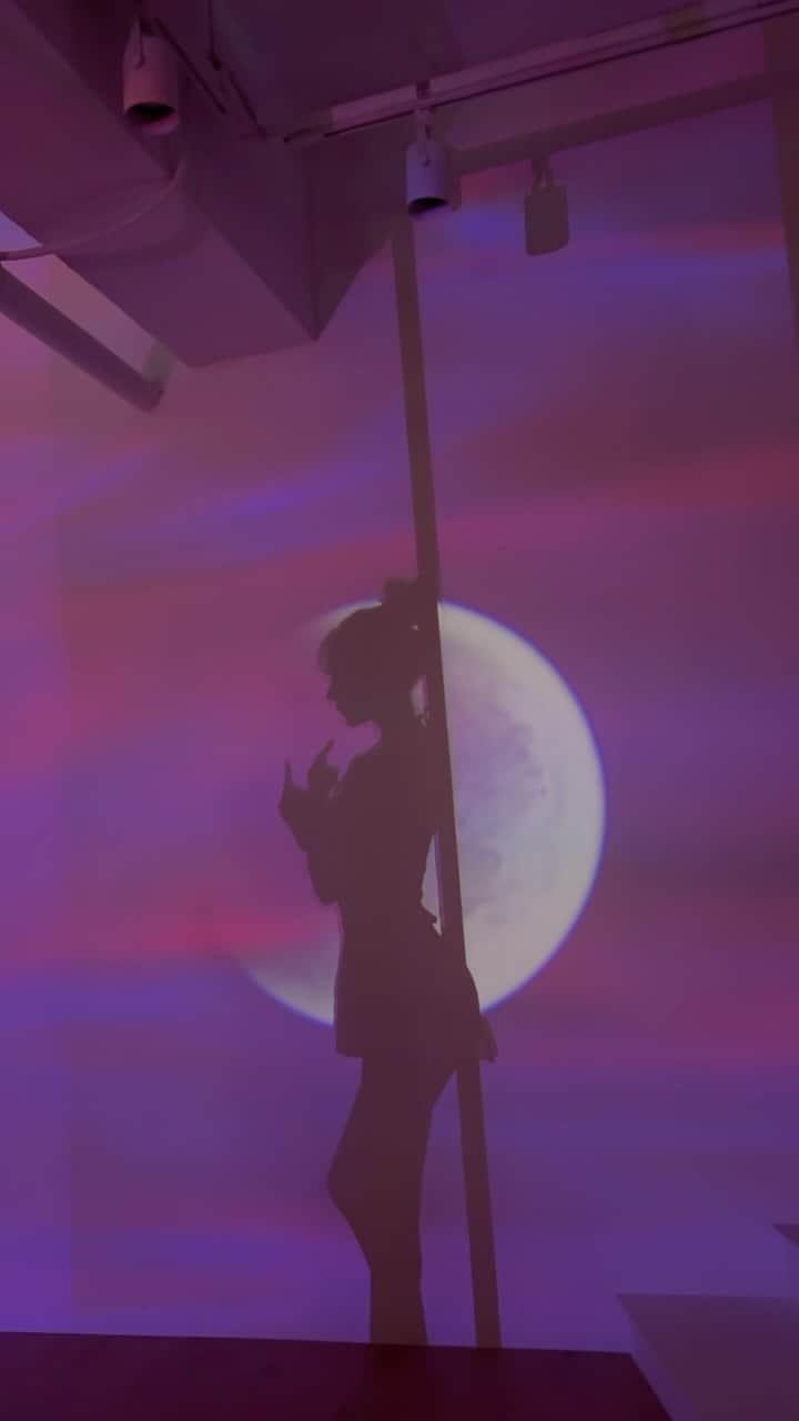 Hyemiのインスタグラム：「영상이 너무 예뻐서 안올릴수 없지💜  노래 폴콤보 영상 조명 다 너무 좋다🧚🏻‍♀️  #폴댄스 #폴라워폴댄스」