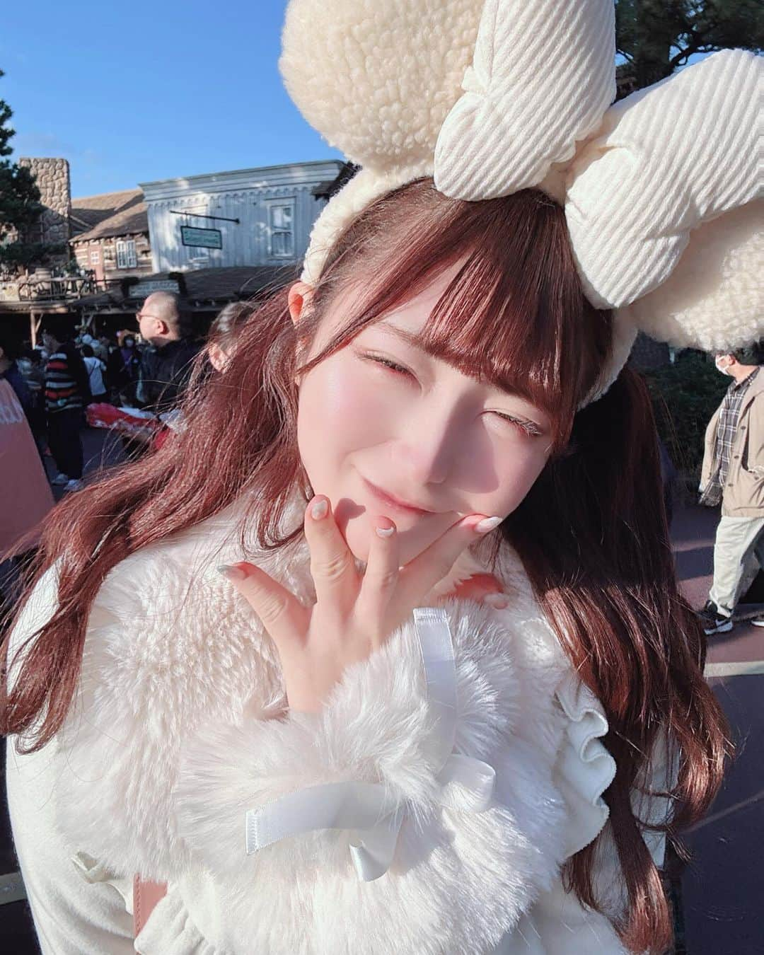 桃姫もえかさんのインスタグラム写真 - (桃姫もえかInstagram)「「あっ」って目があった時に、 きっと気づいてしまったんだ、ずっと君をまってたんだよ？  #彼女感 #クリスマスツリー #ディズニーランド #ディズニーカチューシャ #ディズニーコーデ #ヘアアレンジ #ニット #夢の国 #ホワイトコーデ  #ディズニークリスマス #笑顔が一番   #量産型#量産型オタク  #おしゃれさんと繋がりたい  #アイドル    #アイドル好きと繋がりたい #地下アイドル  #雰囲気すきな人いいね #自発ください #いいね返し #美男美女さんと繋がりたい  #アニメ好きな人と繋がりたい  #自撮り界隈 #コンカフェ #隠しきれないヲタク #被写体モデル  #likeforlike #instagood  #selfie#disney」11月21日 18時13分 - moeka_141221