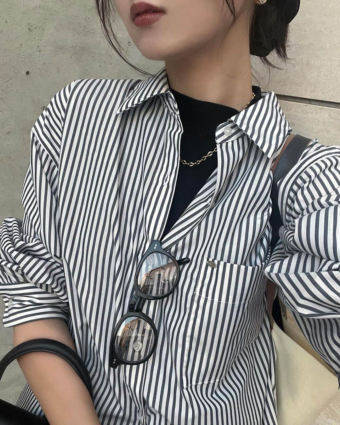 池田有里紗のインスタグラム：「ootd.  stripe shirtってハンサムなのに スカート合わせするとこんなにもかわいい。  シワにならないから週1は着てます  #ootd #ars_ootd」