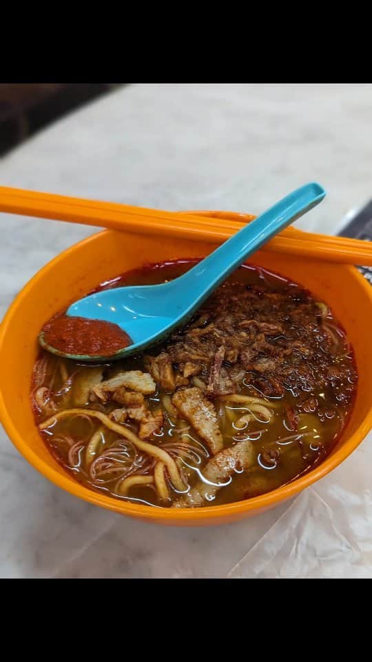 Li Tian の雑貨屋のインスタグラム：「📌 PENANG Tasty street food memories! My fav is probably the char kway teow cos I'm always tempted to order whenever I see one.   1. Duck Blood Curry Mee  2. Kimberley Street Duck Kway Chap 3. many no-name CKT stalls  4. Penang Teochew Chendol  5. Ravi's Apom  6. Famous Penang Rd Laksa   #penang #streetfood #dairycreameatsmy #prawn #noodles #curry #penangfood #sgfoodie #sgtravel #michelin #hawker」
