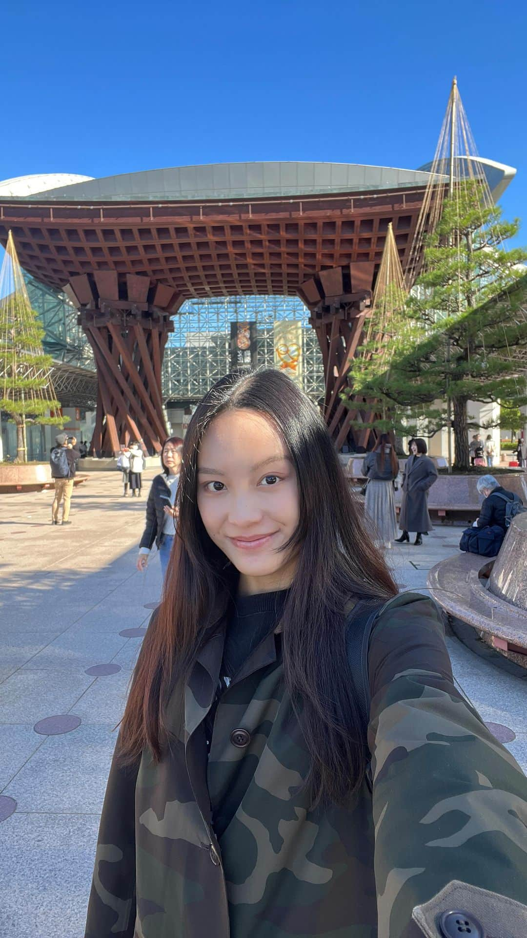 イーランのインスタグラム：「金沢一人旅🍁 やっと金沢行けました！ Listening to the Beatles and traveling alone is awesome. The whole city is covered in colorful leaves. It‘s so beautiful! I feel like I‘m in a painting. #金沢一人旅#金沢駅#21世紀美術館#紅葉狩り #鈴木大拙館#兼六園#鼠多門」