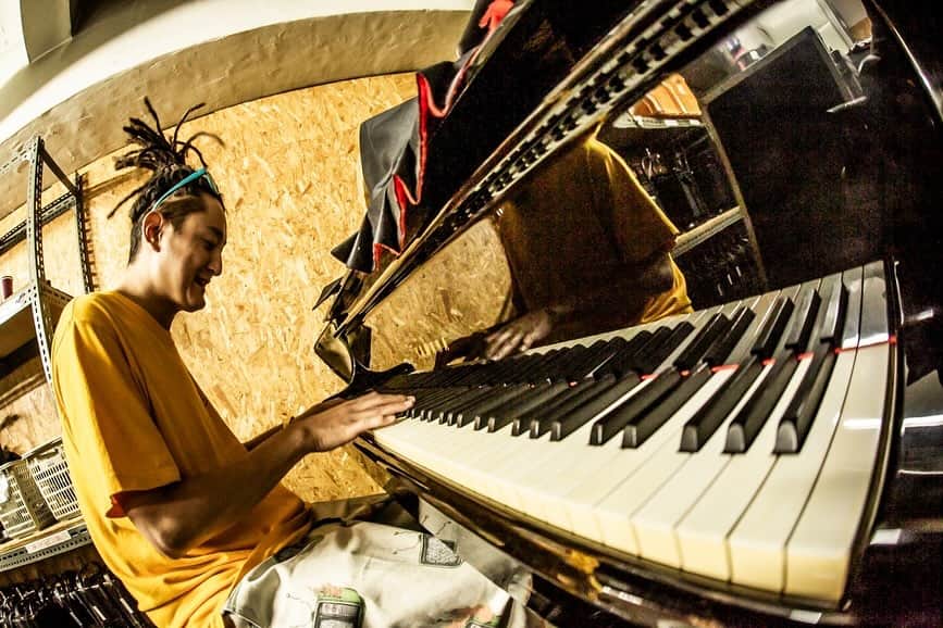 KEN IIKAWAのインスタグラム：「Rest In Punkをピアノで弾いてみたってやつ🎹🍍  #restinpunk  📸 @hayachinphoto」
