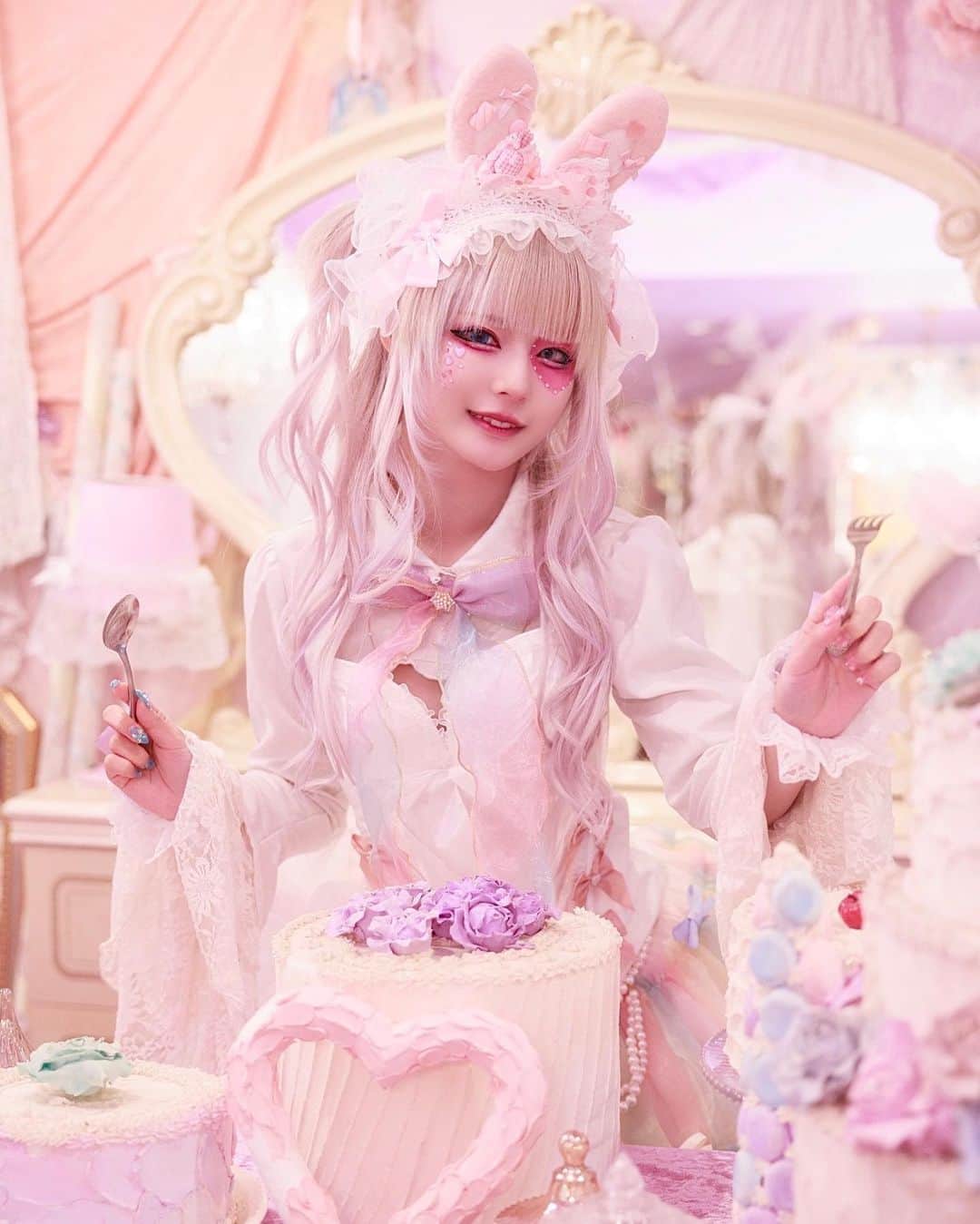 てのひらえるさんのインスタグラム写真 - (てのひらえるInstagram)「🩷🍰𝑆𝑊𝐸𝐸𝑇 𝐻𝐴𝐿𝐿𝑂𝑊𝐸𝐸𝑁🧁🩷 ・ ・ ・ (photo by @daisukekiyota ) ・ ・ #halloween #halloween2023 #sweets #cosplay #animegirl #harajuku #harajukufashion #lolita #lolitafashionstyle」11月21日 18時15分 - tenohirael