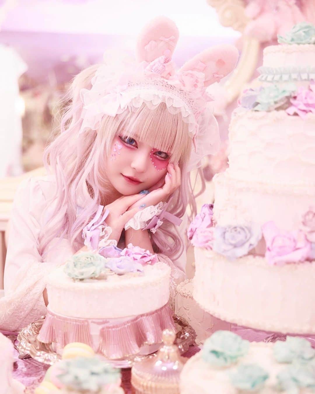てのひらえるさんのインスタグラム写真 - (てのひらえるInstagram)「🩷🍰𝑆𝑊𝐸𝐸𝑇 𝐻𝐴𝐿𝐿𝑂𝑊𝐸𝐸𝑁🧁🩷 ・ ・ ・ (photo by @daisukekiyota ) ・ ・ #halloween #halloween2023 #sweets #cosplay #animegirl #harajuku #harajukufashion #lolita #lolitafashionstyle」11月21日 18時15分 - tenohirael
