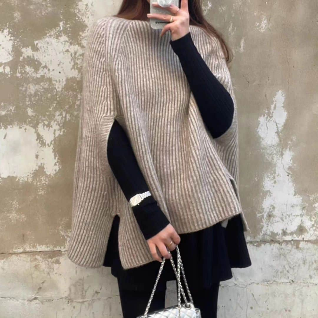 Y's Stellaさんのインスタグラム写真 - (Y's StellaInstagram)「.  ✨Knit poncho あったか肉厚ニットのケープ タートルなので首元も暖かくしっかり防寒♪ 冬先まで着られるのが嬉しい🤍  #ポンチョ#ポンチョニット#ケープコート#ケープ#コート#ニットコート#ニットケープ#マント#秋冬トレンド#海外ファッション」11月21日 21時00分 - ys_stella_shop